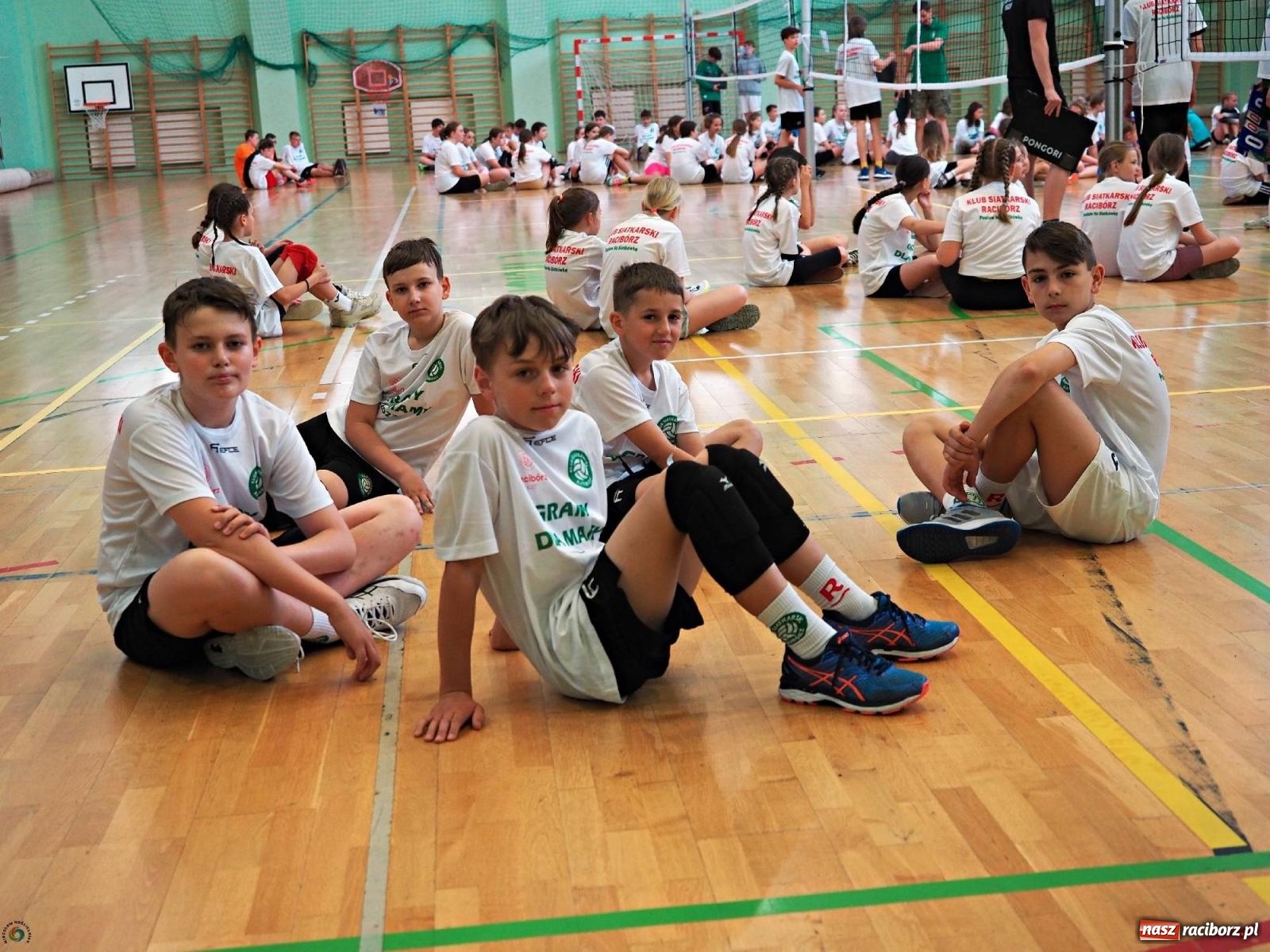Zdjęcie w galerii na portalu naszraciborz.pl: Gramy dla mamy - młodzi siatkarze rywalizowali w arenie przy Łąkowej [FOTO i WIDEO] wiadomości z regionu