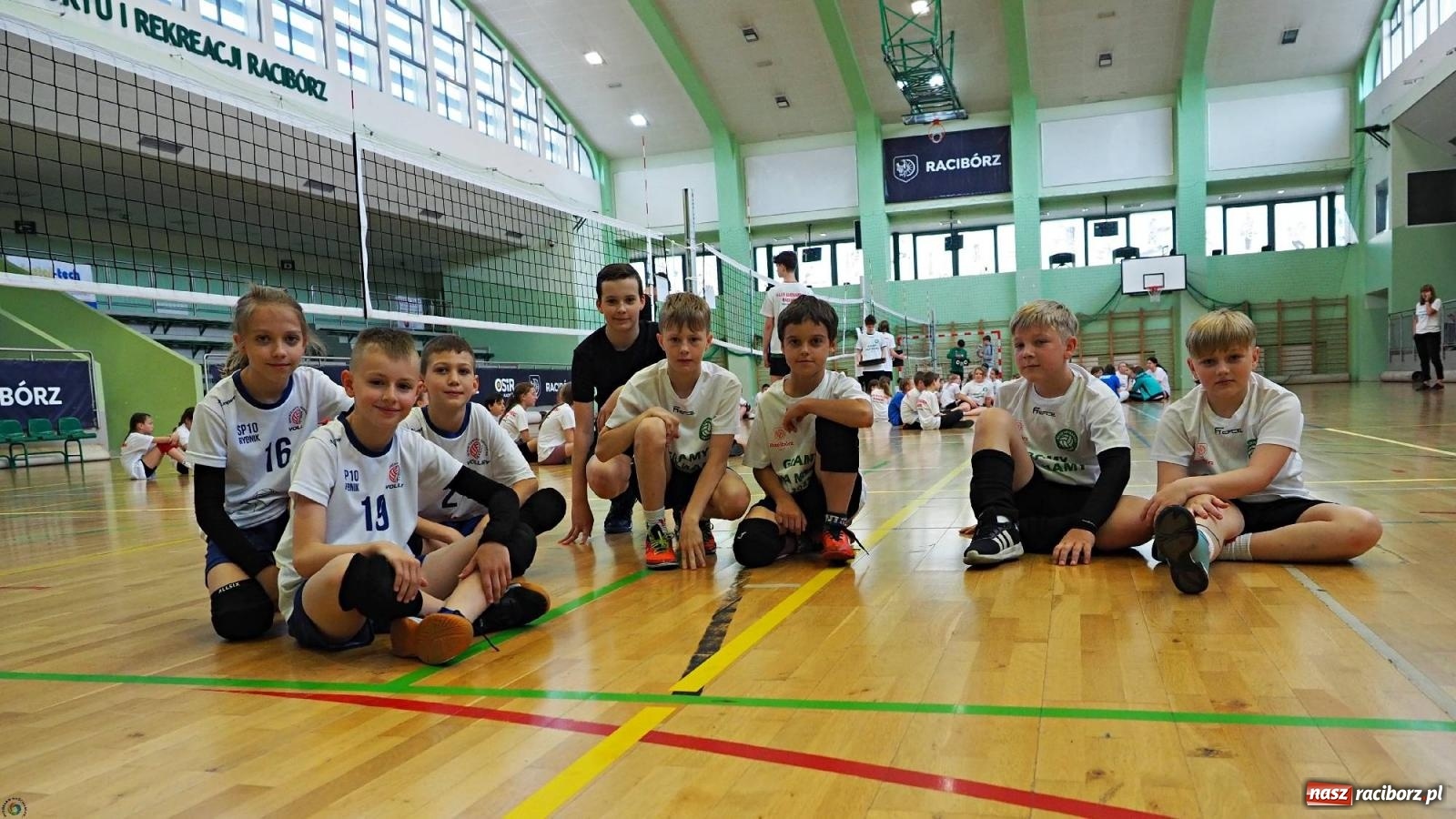 Zdjęcie w galerii na portalu naszraciborz.pl: Gramy dla mamy - młodzi siatkarze rywalizowali w arenie przy Łąkowej [FOTO i WIDEO] wiadomości z regionu