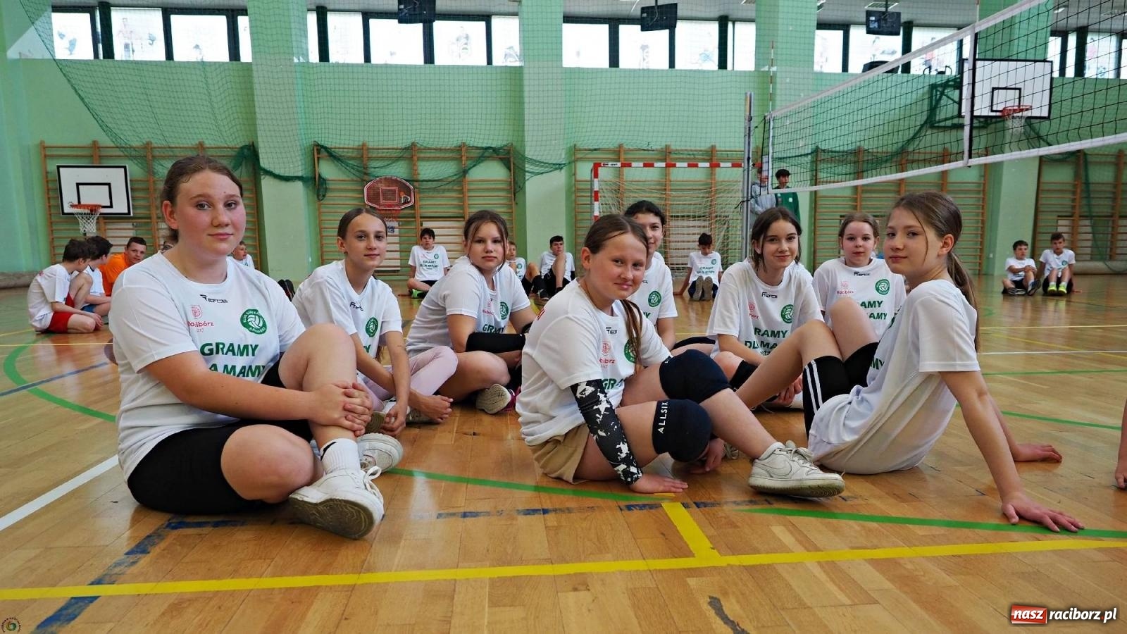 Zdjęcie w galerii na portalu naszraciborz.pl: Gramy dla mamy - młodzi siatkarze rywalizowali w arenie przy Łąkowej [FOTO i WIDEO] wiadomości z regionu