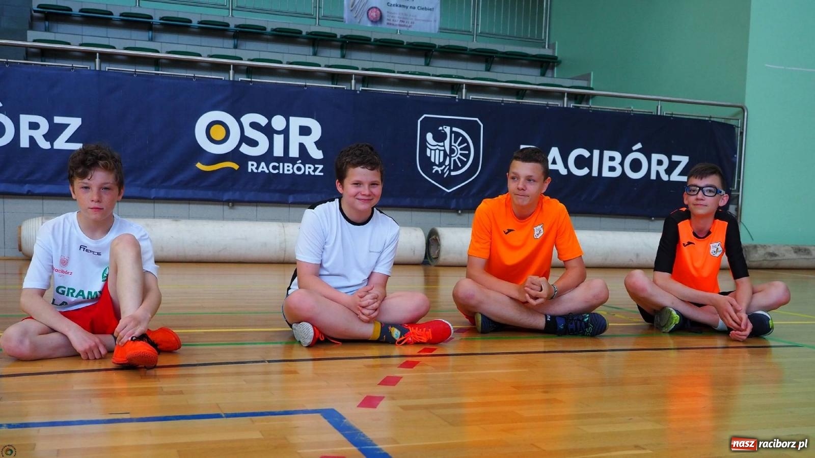 Zdjęcie w galerii na portalu naszraciborz.pl: Gramy dla mamy - młodzi siatkarze rywalizowali w arenie przy Łąkowej [FOTO i WIDEO] wiadomości z regionu