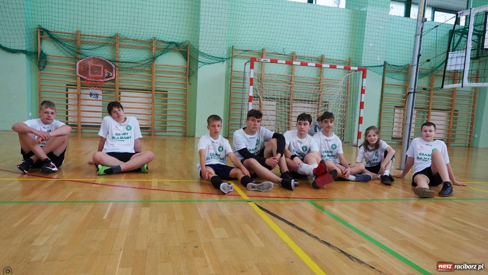 Zdjęcie w galerii na portalu naszraciborz.pl: Gramy dla mamy - młodzi siatkarze rywalizowali w arenie przy Łąkowej [FOTO i WIDEO] wiadomości z regionu
