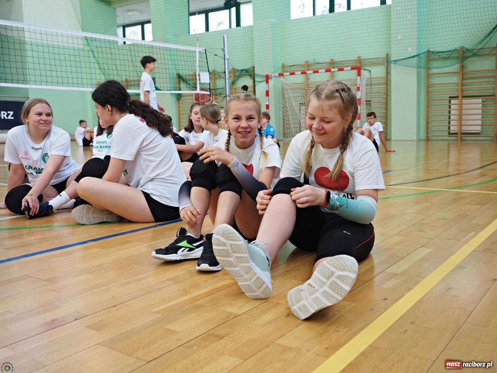 Zdjęcie w galerii na portalu naszraciborz.pl: Gramy dla mamy - młodzi siatkarze rywalizowali w arenie przy Łąkowej [FOTO i WIDEO] wiadomości z regionu