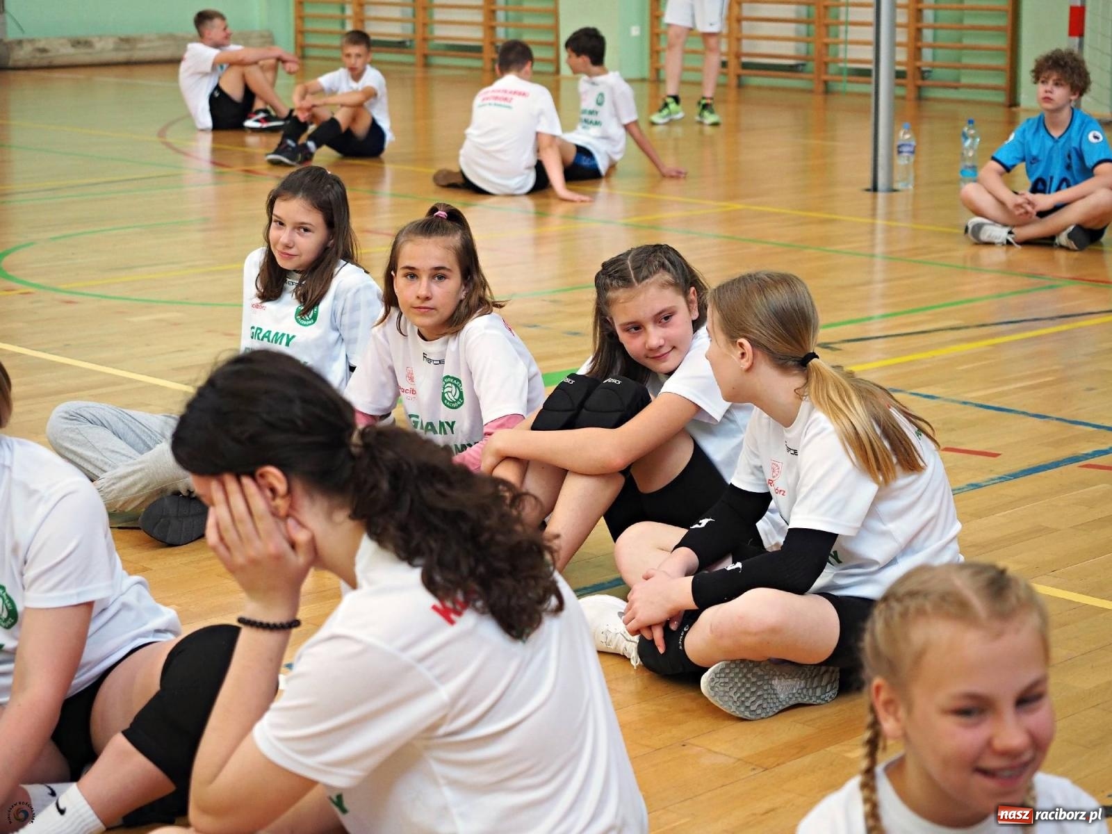 Zdjęcie w galerii na portalu naszraciborz.pl: Gramy dla mamy - młodzi siatkarze rywalizowali w arenie przy Łąkowej [FOTO i WIDEO] wiadomości z regionu