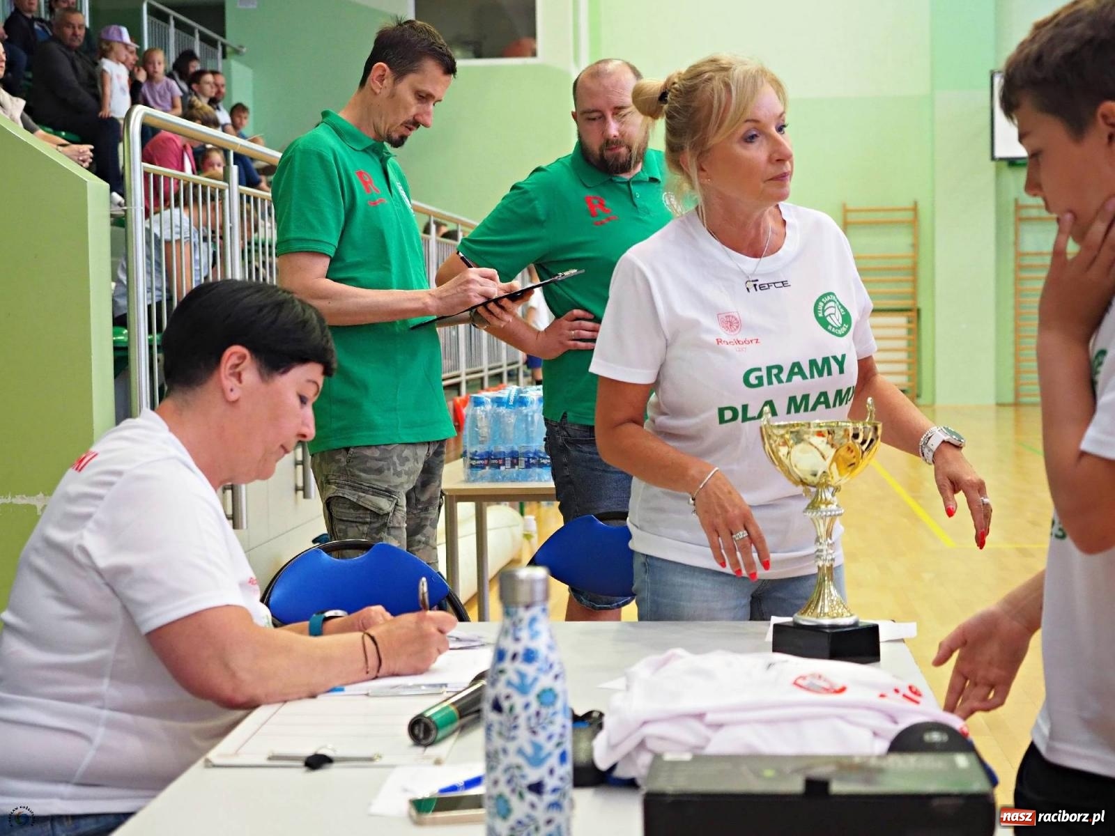 Zdjęcie w galerii na portalu naszraciborz.pl: Gramy dla mamy - młodzi siatkarze rywalizowali w arenie przy Łąkowej [FOTO i WIDEO] wiadomości z regionu