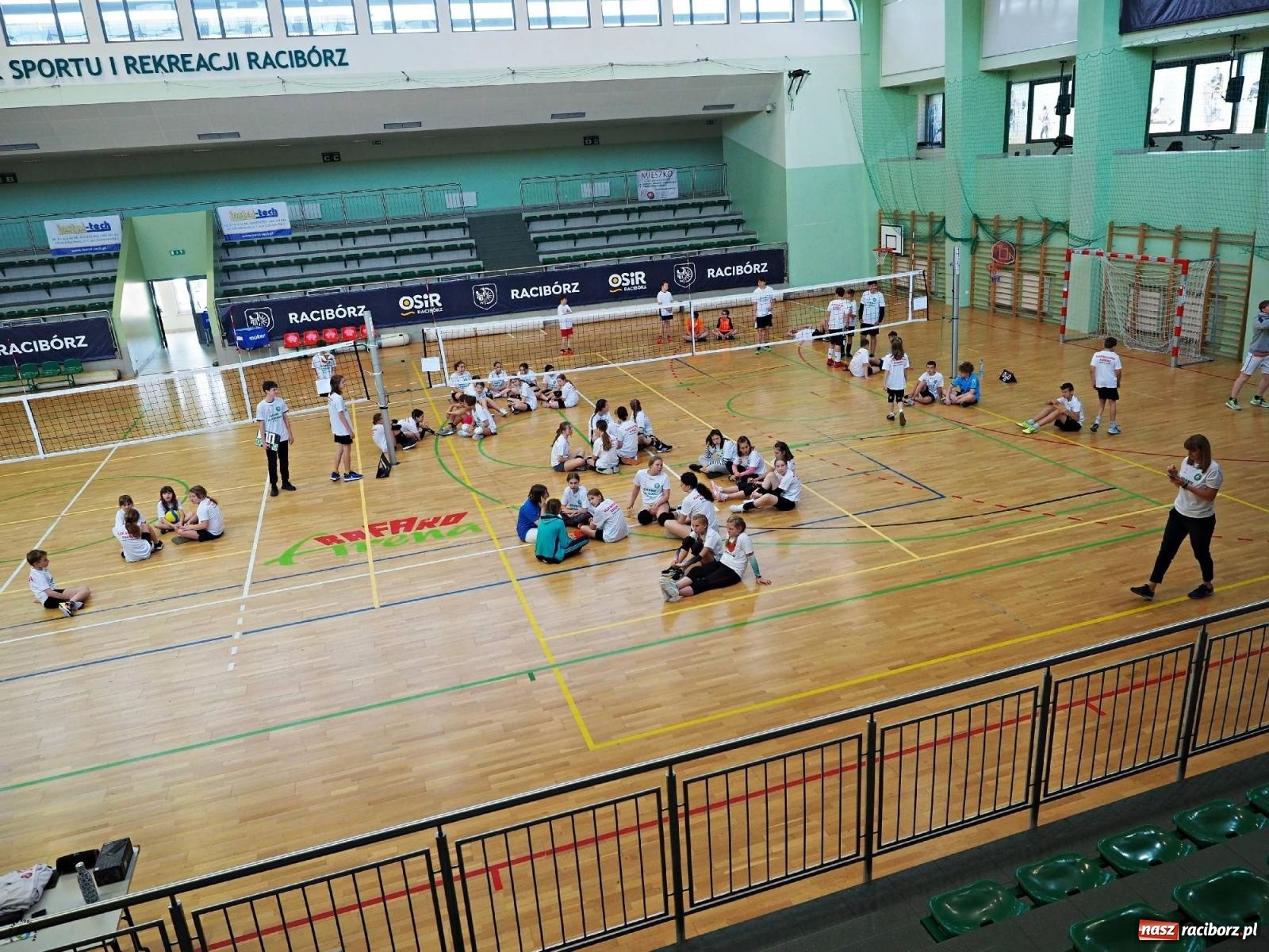 Zdjęcie w galerii na portalu naszraciborz.pl: Gramy dla mamy - młodzi siatkarze rywalizowali w arenie przy Łąkowej [FOTO i WIDEO] wiadomości z regionu