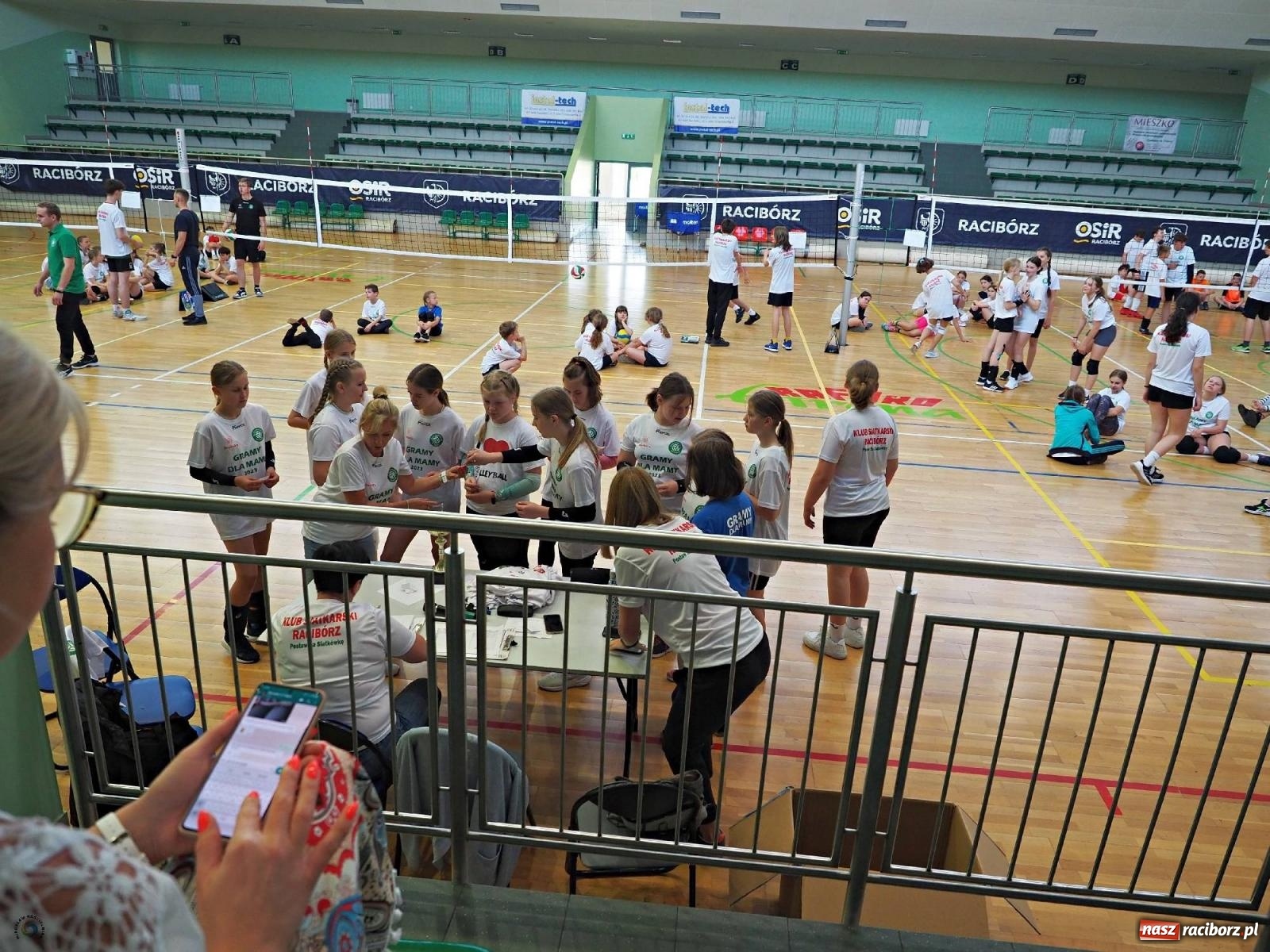 Zdjęcie w galerii na portalu naszraciborz.pl: Gramy dla mamy - młodzi siatkarze rywalizowali w arenie przy Łąkowej [FOTO i WIDEO] wiadomości z regionu
