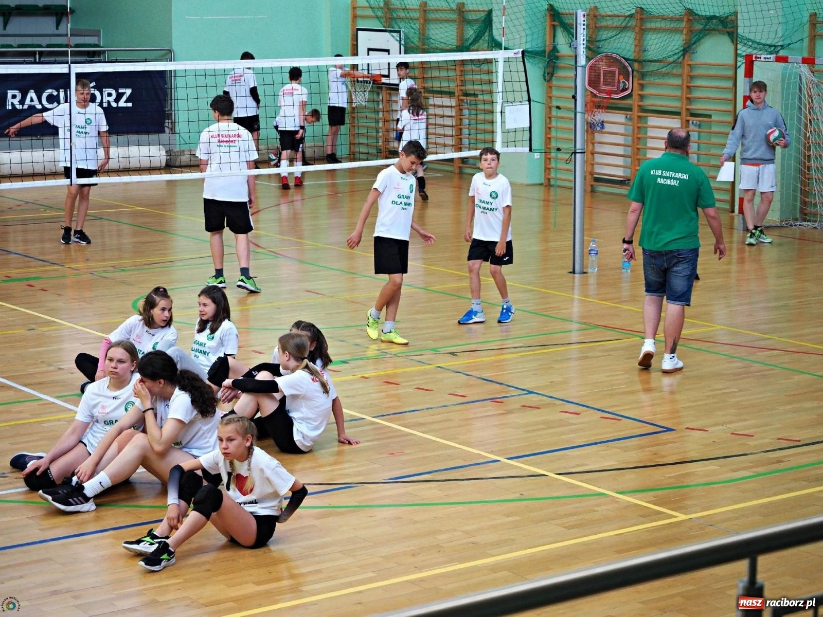 Zdjęcie w galerii na portalu naszraciborz.pl: Gramy dla mamy - młodzi siatkarze rywalizowali w arenie przy Łąkowej [FOTO i WIDEO] wiadomości z regionu