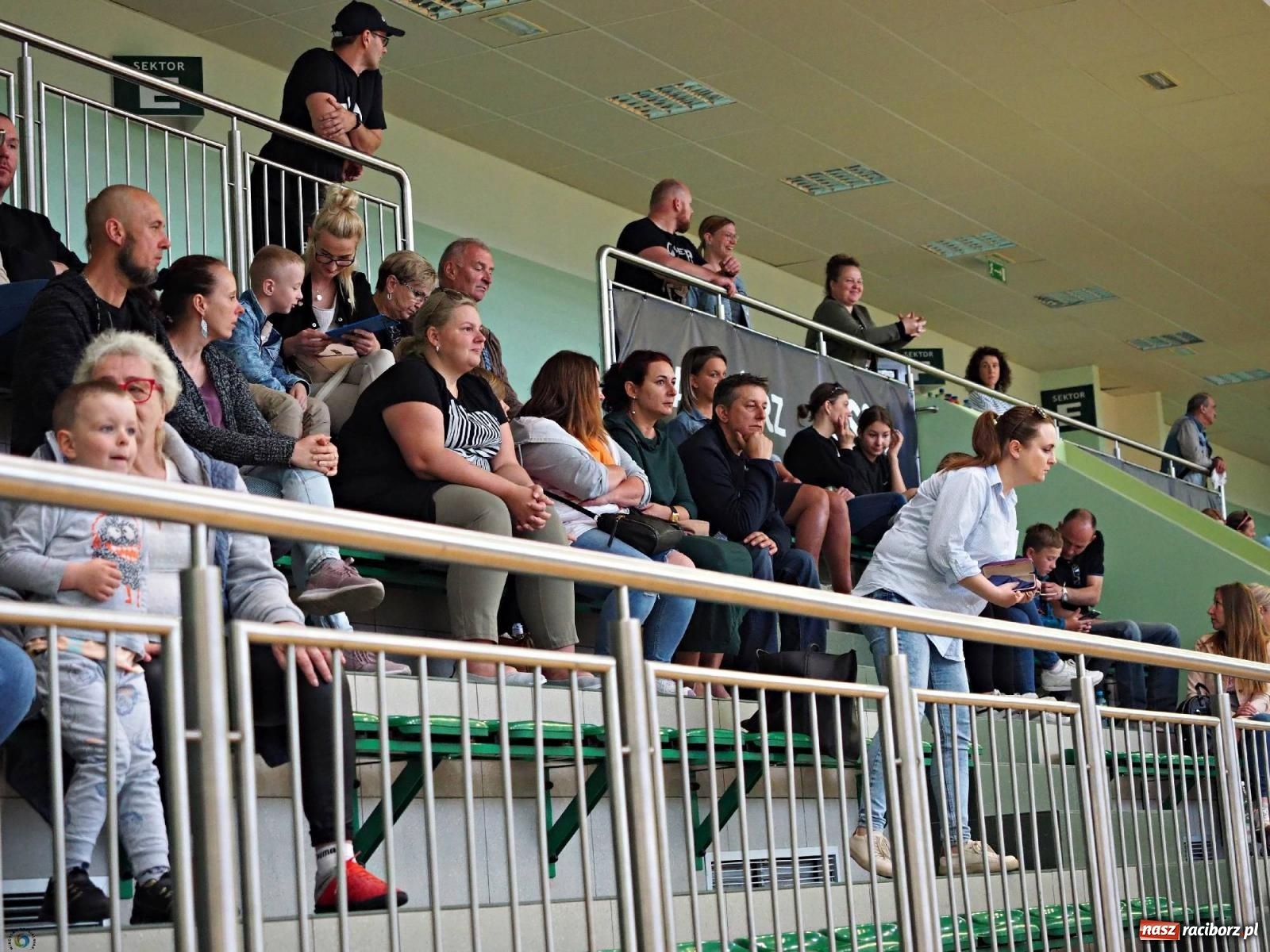 Zdjęcie w galerii na portalu naszraciborz.pl: Gramy dla mamy - młodzi siatkarze rywalizowali w arenie przy Łąkowej [FOTO i WIDEO] wiadomości z regionu