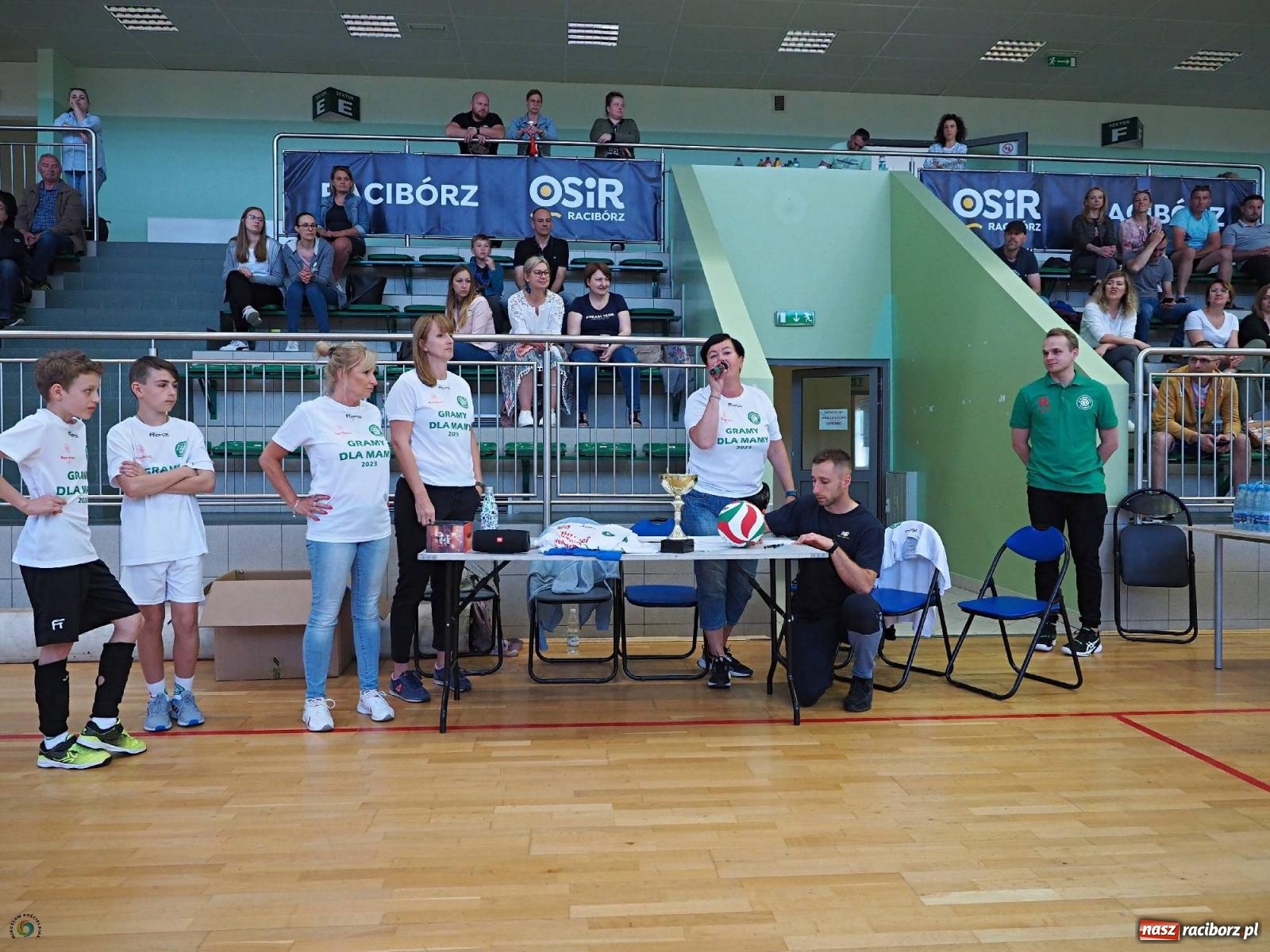 Zdjęcie w galerii na portalu naszraciborz.pl: Gramy dla mamy - młodzi siatkarze rywalizowali w arenie przy Łąkowej [FOTO i WIDEO] wiadomości z regionu