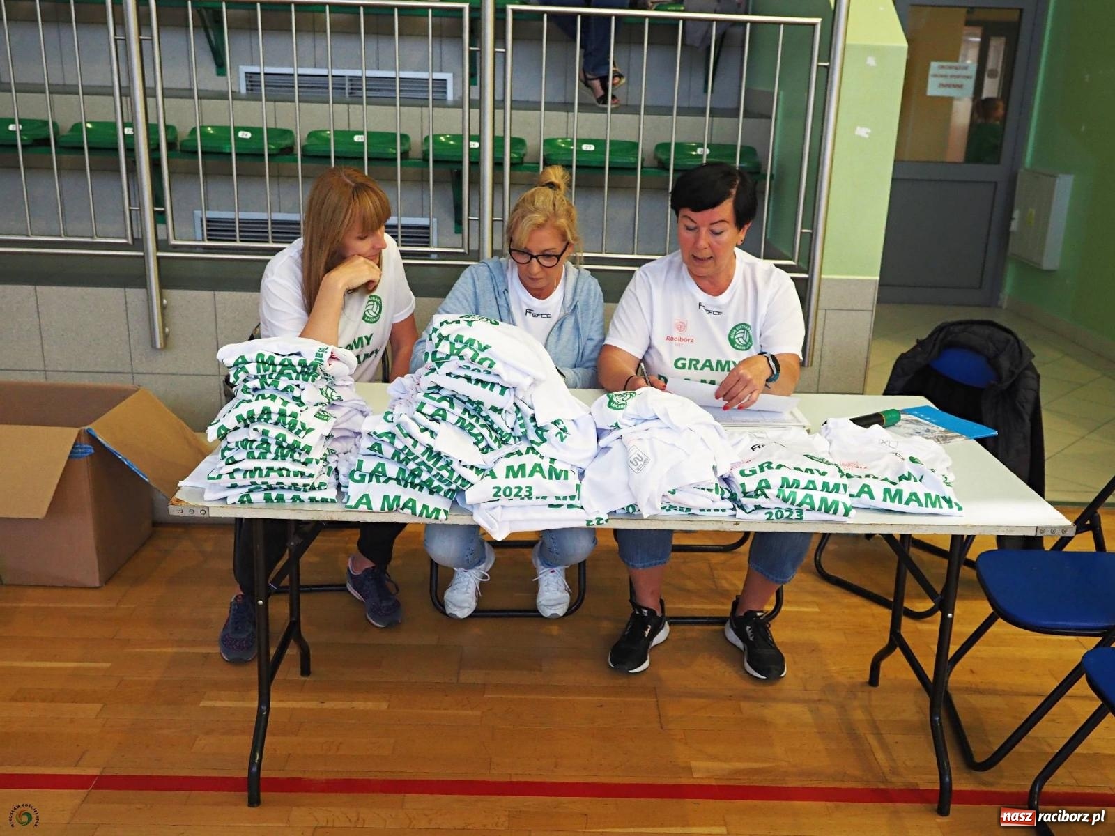 Zdjęcie w galerii na portalu naszraciborz.pl: Gramy dla mamy - młodzi siatkarze rywalizowali w arenie przy Łąkowej [FOTO i WIDEO] wiadomości z regionu