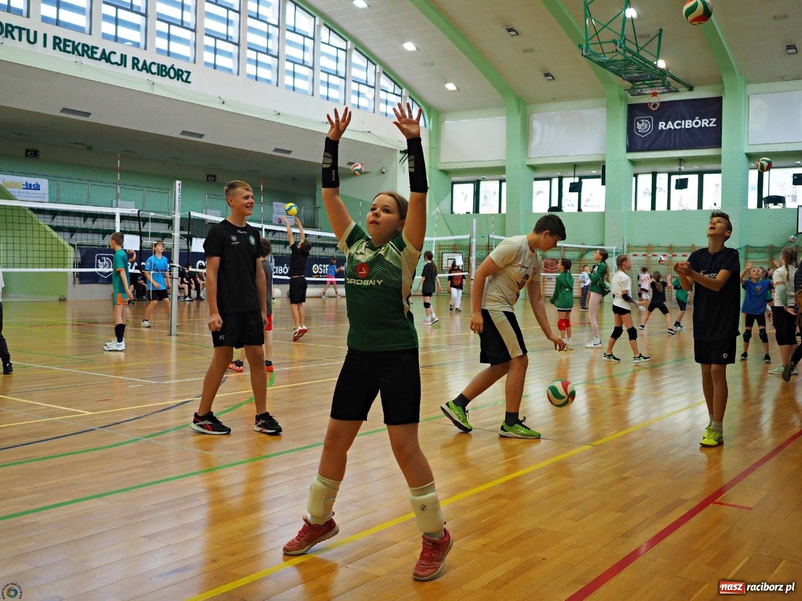Zdjęcie w galerii na portalu naszraciborz.pl: Gramy dla mamy - młodzi siatkarze rywalizowali w arenie przy Łąkowej [FOTO i WIDEO] wiadomości z regionu