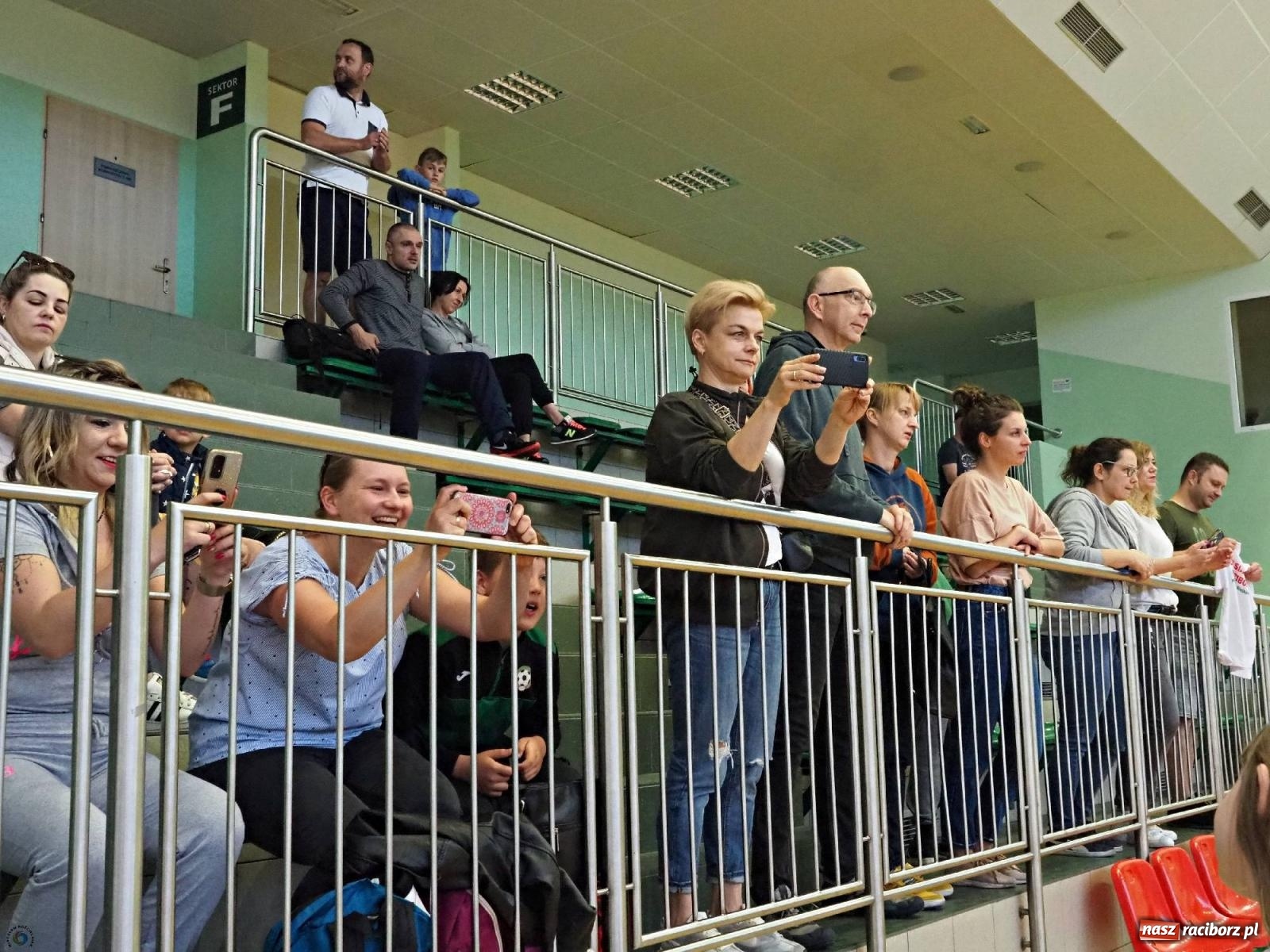 Zdjęcie w galerii na portalu naszraciborz.pl: Gramy dla mamy - młodzi siatkarze rywalizowali w arenie przy Łąkowej [FOTO i WIDEO] wiadomości z regionu