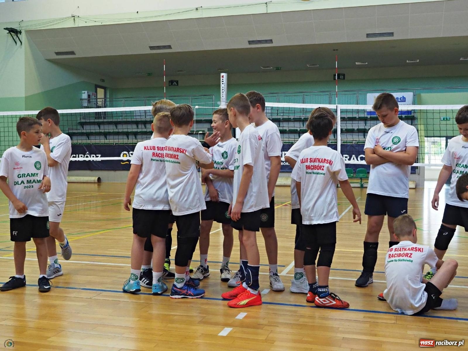 Zdjęcie w galerii na portalu naszraciborz.pl: Gramy dla mamy - młodzi siatkarze rywalizowali w arenie przy Łąkowej [FOTO i WIDEO] wiadomości z regionu