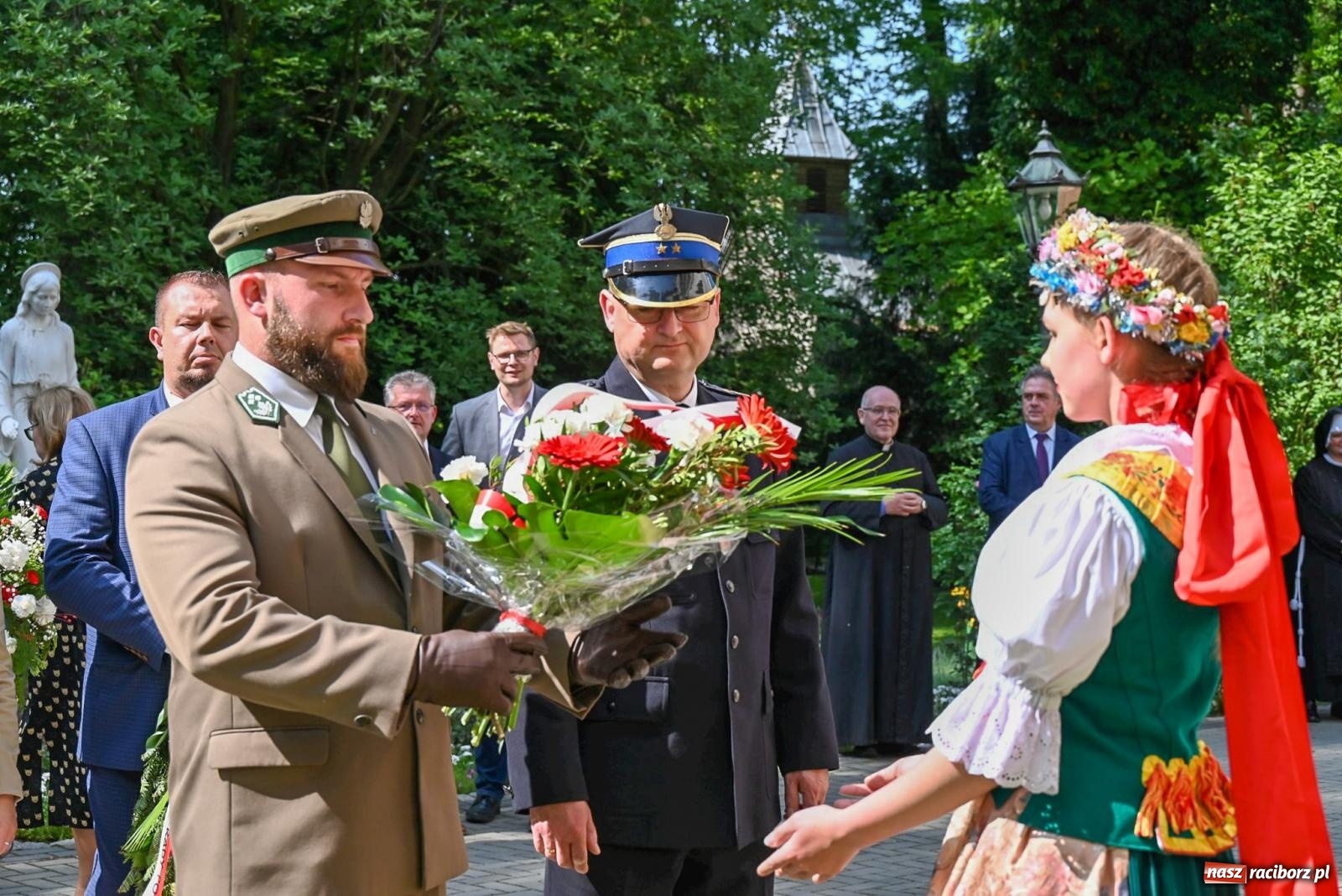 Zdjęcie w galerii na portalu naszraciborz.pl: Dęby, muzyka i partnerstwo. W Krzyżanowicach koncertowali filharmonicy z Katowic [FOTO i WIDEO] wiadomości z regionu