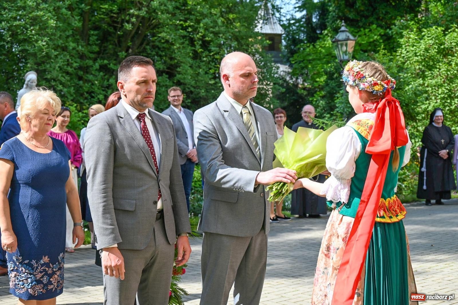 Zdjęcie w galerii na portalu naszraciborz.pl: Dęby, muzyka i partnerstwo. W Krzyżanowicach koncertowali filharmonicy z Katowic [FOTO i WIDEO] wiadomości z regionu