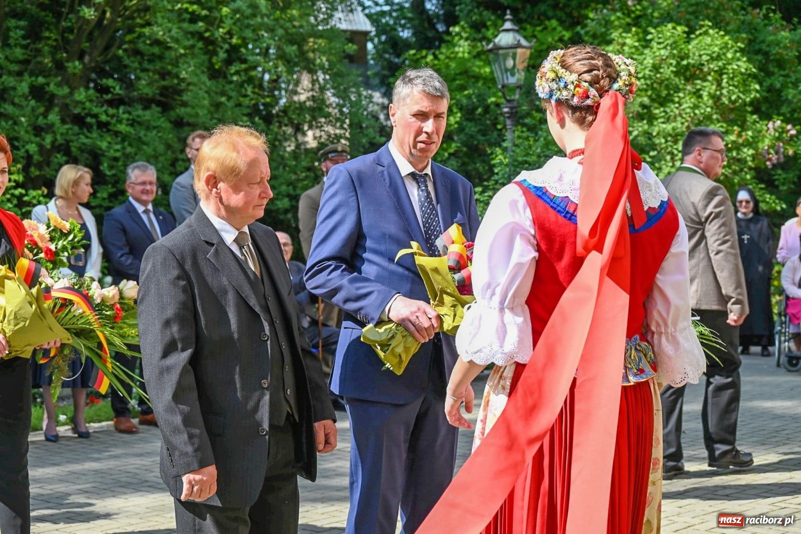Zdjęcie w galerii na portalu naszraciborz.pl: Dęby, muzyka i partnerstwo. W Krzyżanowicach koncertowali filharmonicy z Katowic [FOTO i WIDEO] wiadomości z regionu
