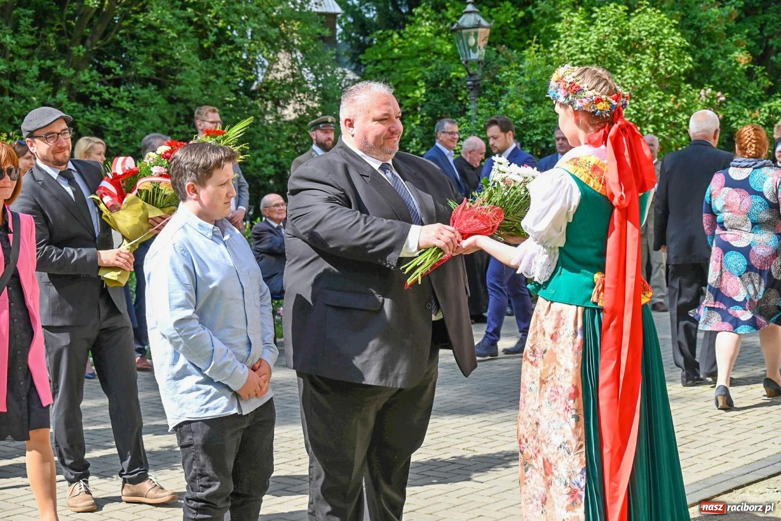 Zdjęcie w galerii na portalu naszraciborz.pl: Dęby, muzyka i partnerstwo. W Krzyżanowicach koncertowali filharmonicy z Katowic [FOTO i WIDEO] wiadomości z regionu