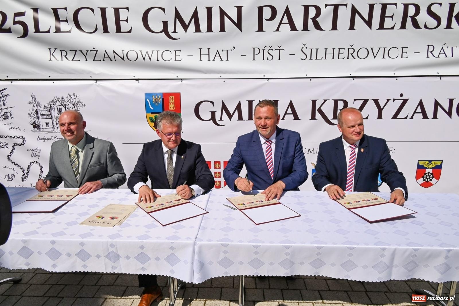 Zdjęcie w galerii na portalu naszraciborz.pl: Dęby, muzyka i partnerstwo. W Krzyżanowicach koncertowali filharmonicy z Katowic [FOTO i WIDEO] wiadomości z regionu