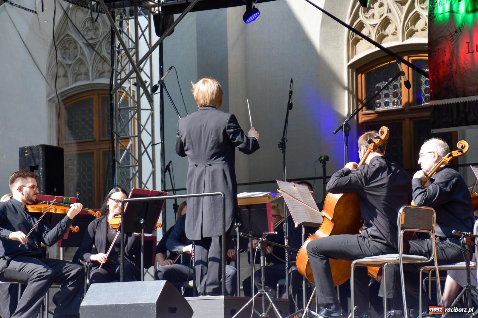 Zdjęcie w galerii na portalu naszraciborz.pl: Dęby, muzyka i partnerstwo. W Krzyżanowicach koncertowali filharmonicy z Katowic [FOTO i WIDEO] wiadomości z regionu