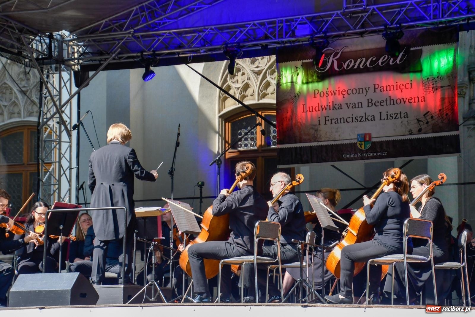 Zdjęcie w galerii na portalu naszraciborz.pl: Dęby, muzyka i partnerstwo. W Krzyżanowicach koncertowali filharmonicy z Katowic [FOTO i WIDEO] wiadomości z regionu