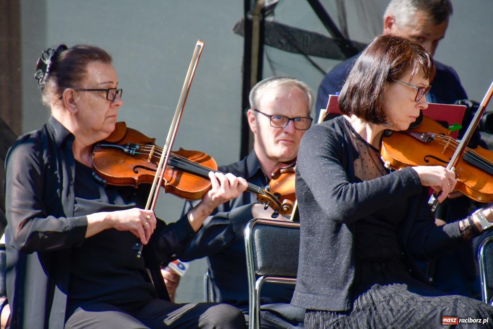 Zdjęcie w galerii na portalu naszraciborz.pl: Dęby, muzyka i partnerstwo. W Krzyżanowicach koncertowali filharmonicy z Katowic [FOTO i WIDEO] wiadomości z regionu