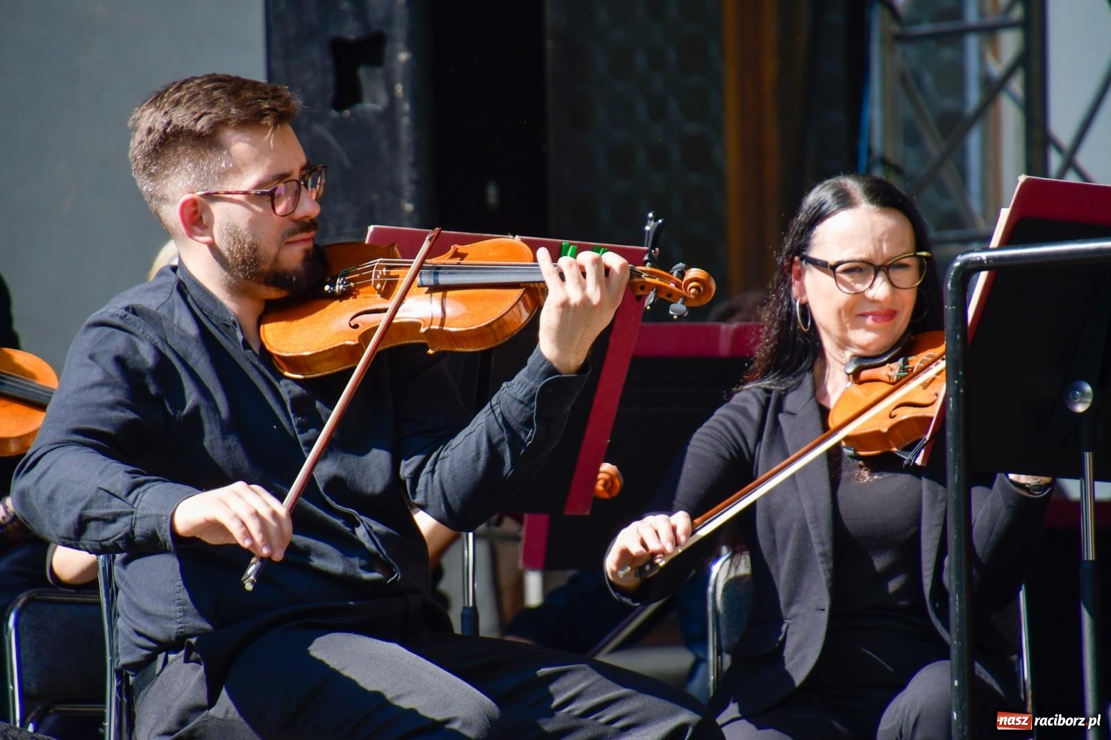 Zdjęcie w galerii na portalu naszraciborz.pl: Dęby, muzyka i partnerstwo. W Krzyżanowicach koncertowali filharmonicy z Katowic [FOTO i WIDEO] wiadomości z regionu