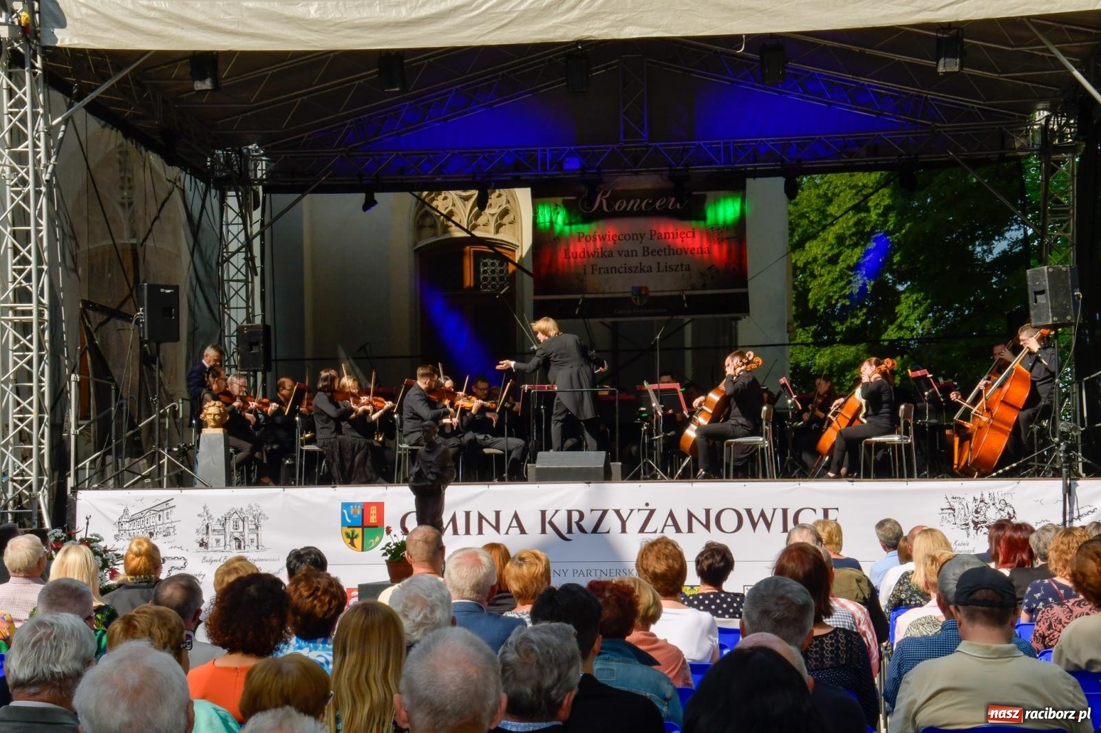 Zdjęcie w galerii na portalu naszraciborz.pl: Dęby, muzyka i partnerstwo. W Krzyżanowicach koncertowali filharmonicy z Katowic [FOTO i WIDEO] wiadomości z regionu