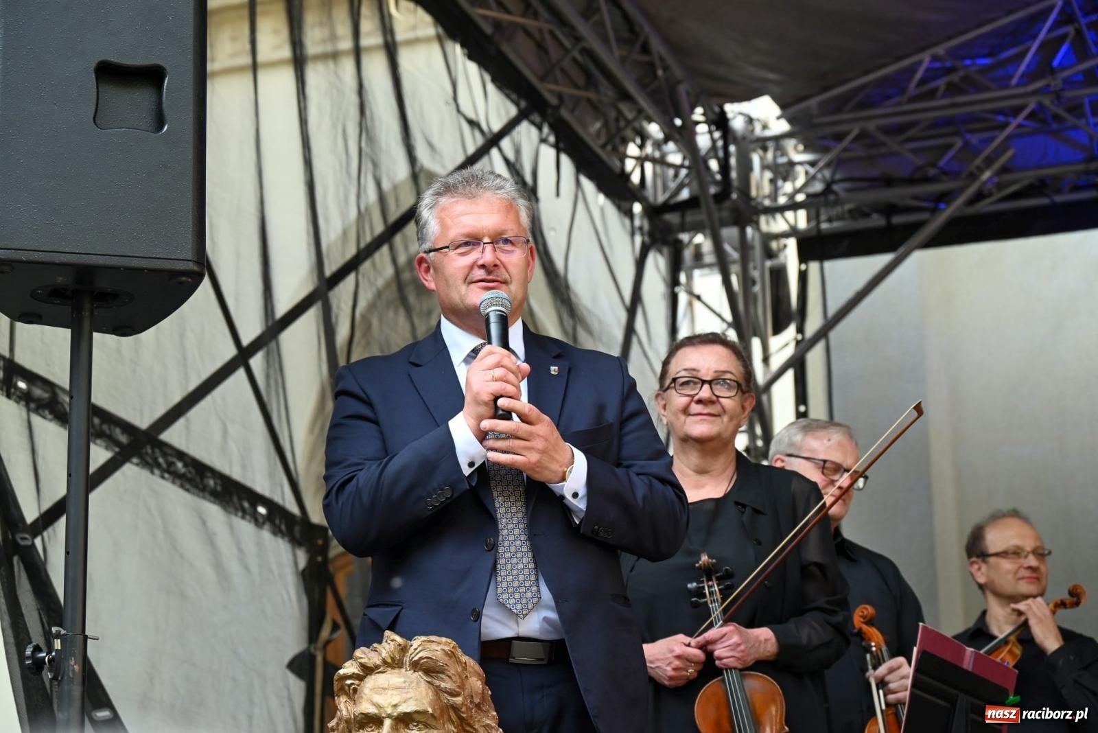 Zdjęcie w galerii na portalu naszraciborz.pl: Dęby, muzyka i partnerstwo. W Krzyżanowicach koncertowali filharmonicy z Katowic [FOTO i WIDEO] wiadomości z regionu