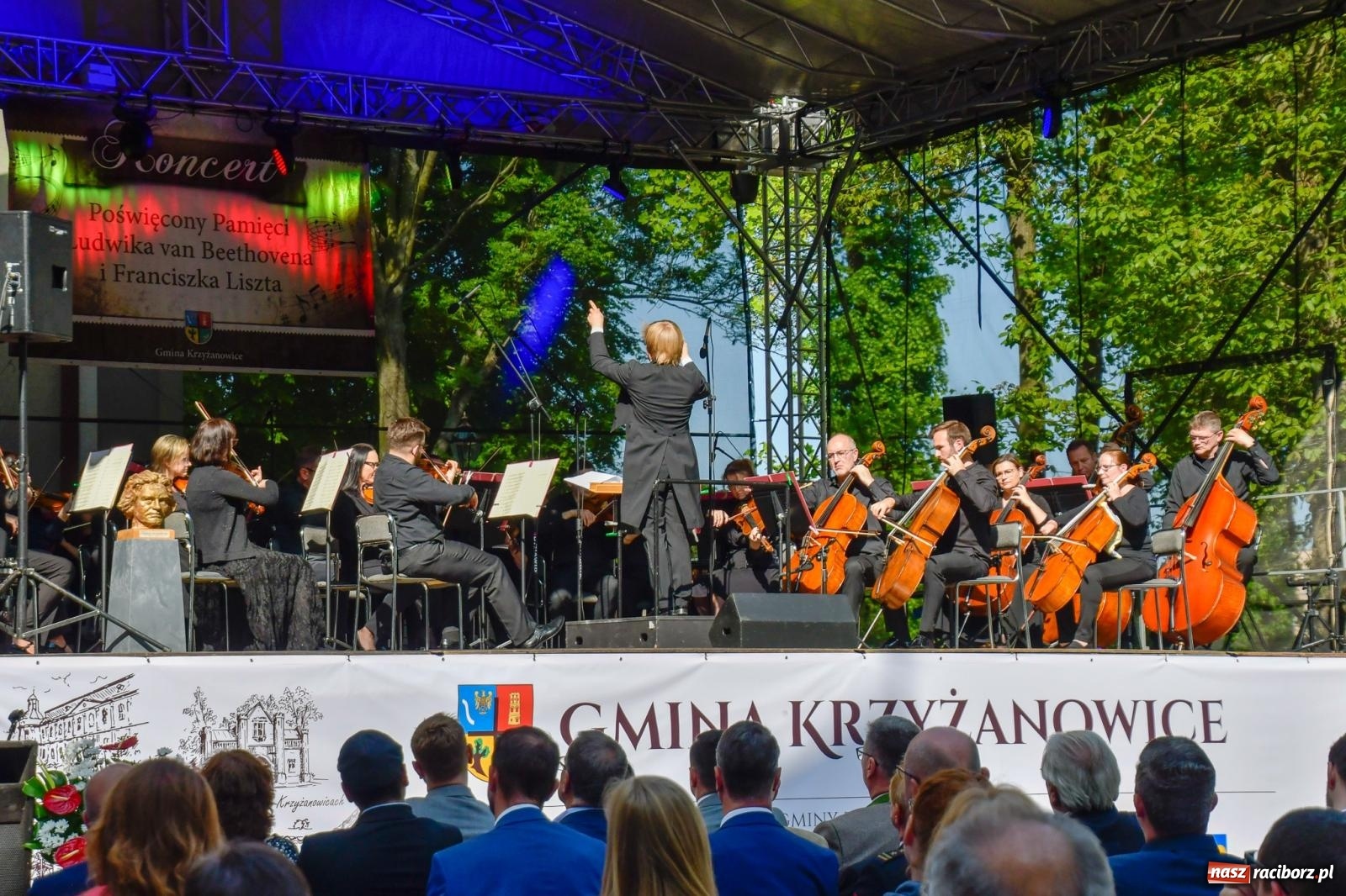 Zdjęcie w galerii na portalu naszraciborz.pl: Dęby, muzyka i partnerstwo. W Krzyżanowicach koncertowali filharmonicy z Katowic [FOTO i WIDEO] wiadomości z regionu