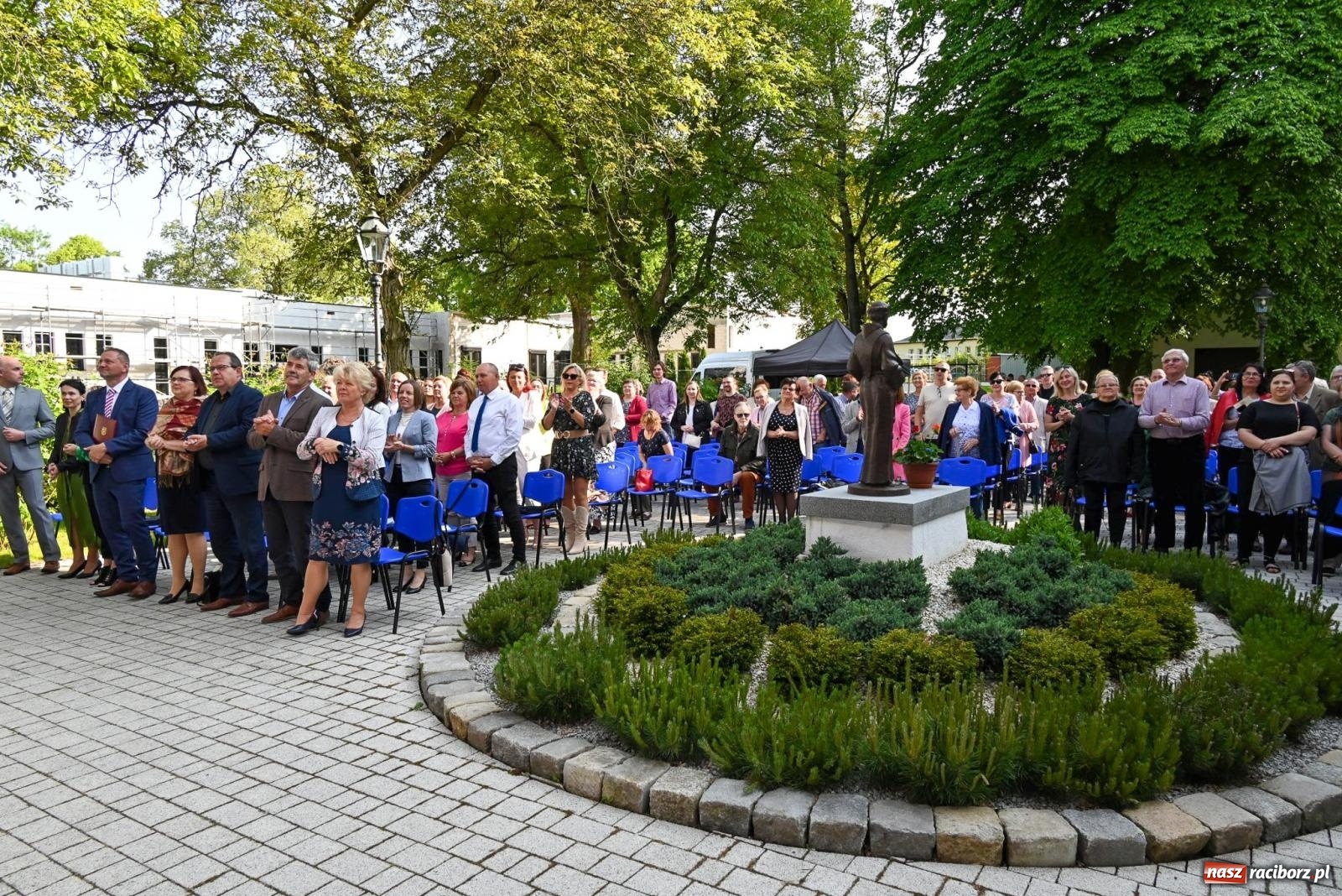 Zdjęcie w galerii na portalu naszraciborz.pl: Dęby, muzyka i partnerstwo. W Krzyżanowicach koncertowali filharmonicy z Katowic [FOTO i WIDEO] wiadomości z regionu