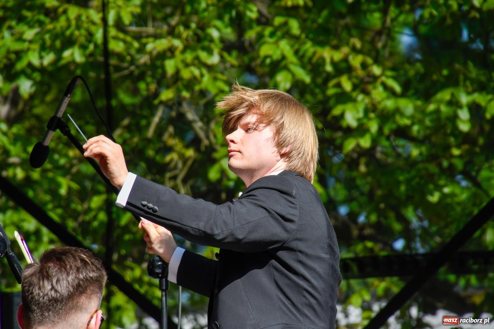 Zdjęcie w galerii na portalu naszraciborz.pl: Dęby, muzyka i partnerstwo. W Krzyżanowicach koncertowali filharmonicy z Katowic [FOTO i WIDEO] wiadomości z regionu