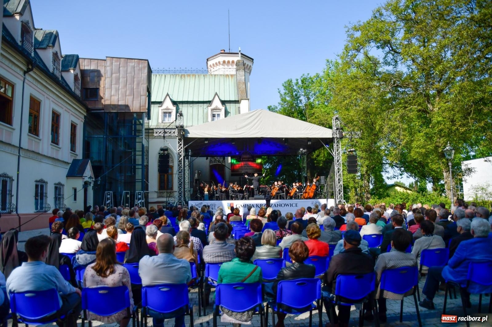 Zdjęcie w galerii na portalu naszraciborz.pl: Dęby, muzyka i partnerstwo. W Krzyżanowicach koncertowali filharmonicy z Katowic [FOTO i WIDEO] wiadomości z regionu