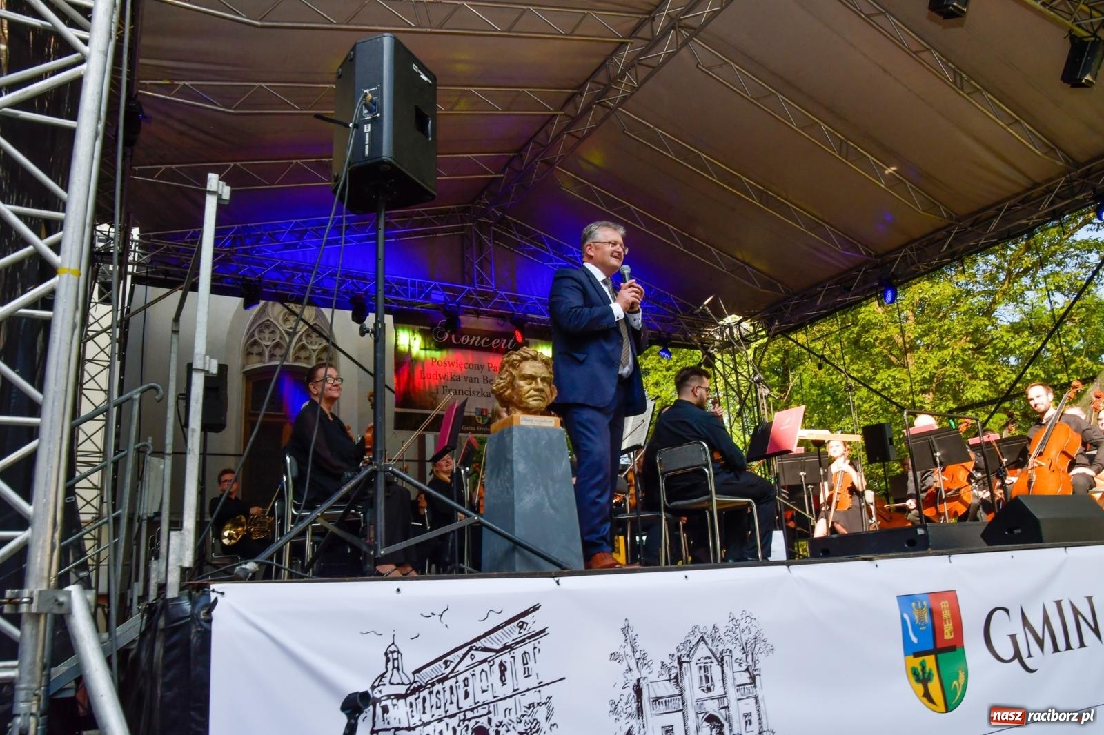Zdjęcie w galerii na portalu naszraciborz.pl: Dęby, muzyka i partnerstwo. W Krzyżanowicach koncertowali filharmonicy z Katowic [FOTO i WIDEO] wiadomości z regionu