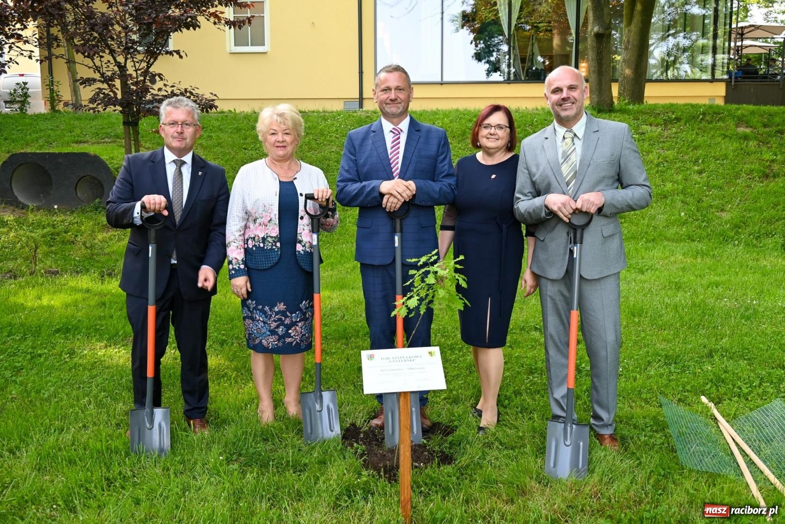 Zdjęcie w galerii na portalu naszraciborz.pl: Dęby, muzyka i partnerstwo. W Krzyżanowicach koncertowali filharmonicy z Katowic [FOTO i WIDEO] wiadomości z regionu