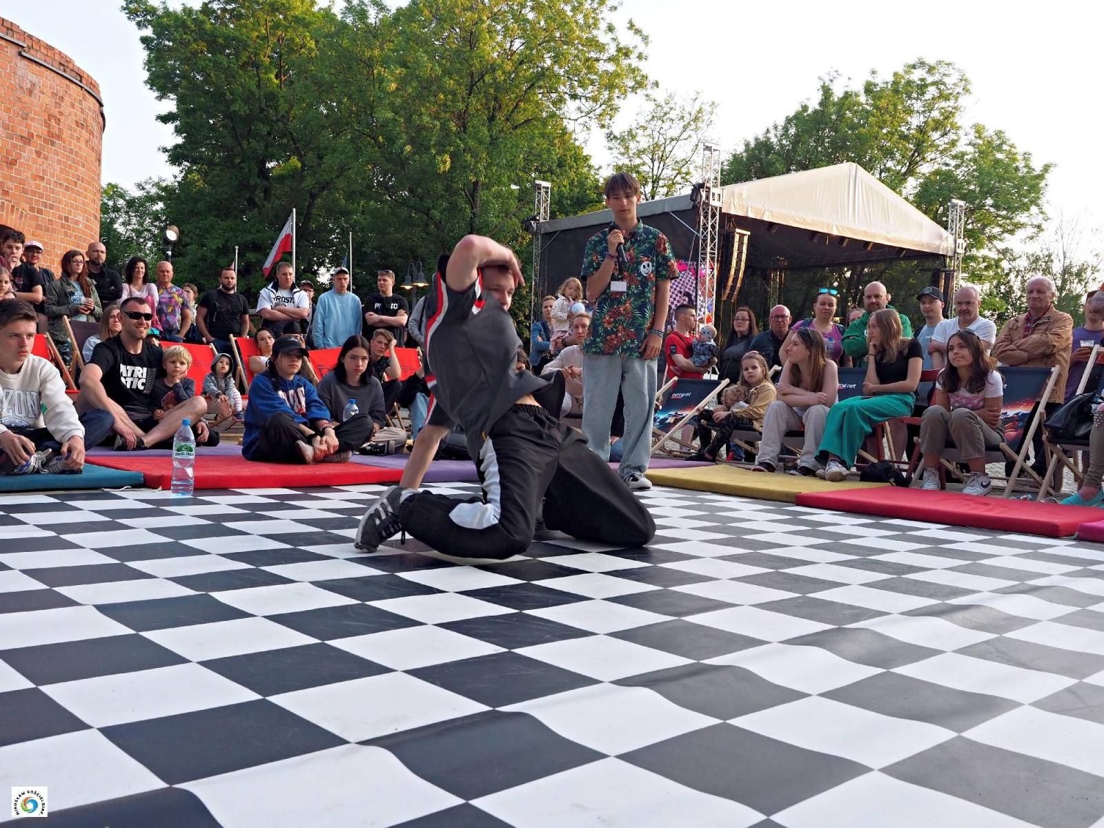 Zdjęcie w galerii na portalu naszraciborz.pl: Sobotni hip-hop na piastowskim zamku wiadomości z regionu