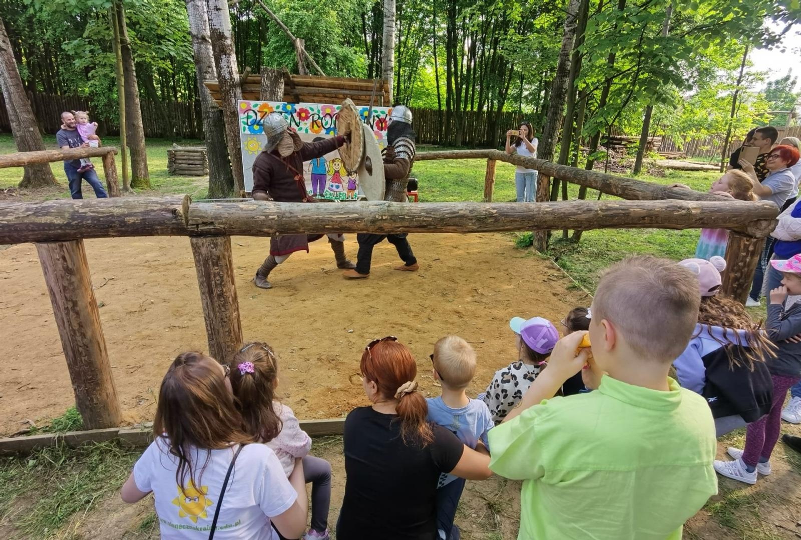 Zdjęcie w galerii na portalu naszraciborz.pl: Festyn Rodzinny z walkami wiadomości z regionu