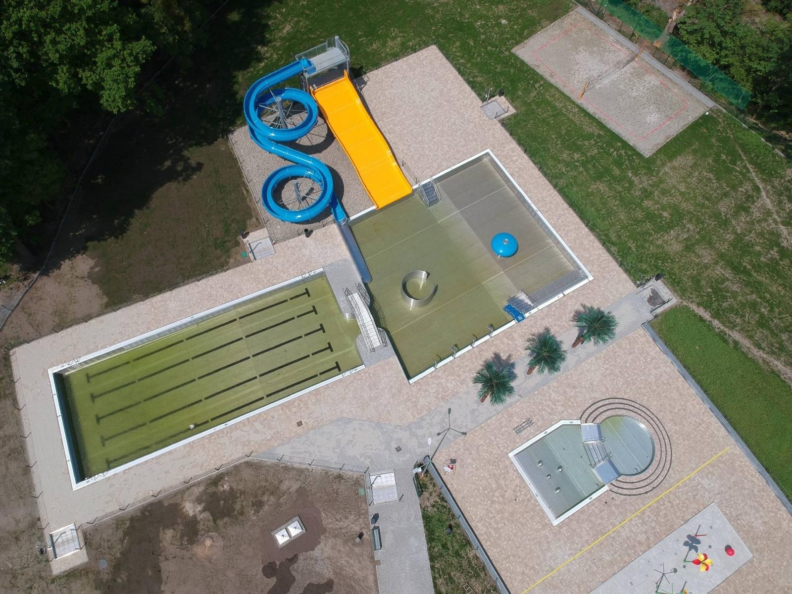Zdjęcie w galerii na portalu naszraciborz.pl: Nowy basen w Tworkowie z lotu ptaka [FOTO] wiadomości z regionu