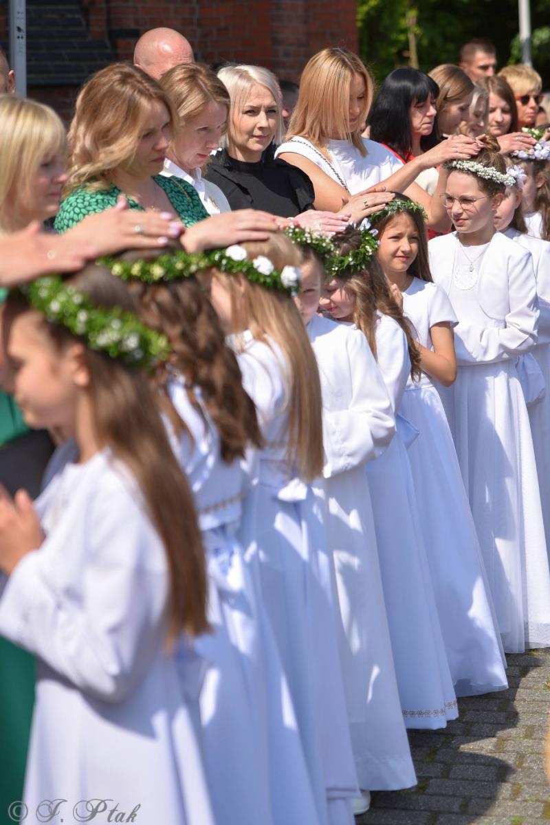 Zdjęcie w galerii na portalu naszraciborz.pl: I Komunia Święta w parafii starowiejskiej wiadomości z regionu