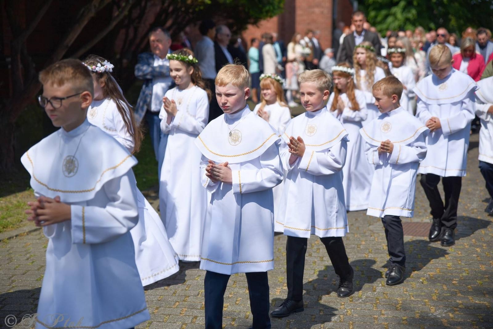 Zdjęcie w galerii na portalu naszraciborz.pl: I Komunia Święta w parafii starowiejskiej wiadomości z regionu
