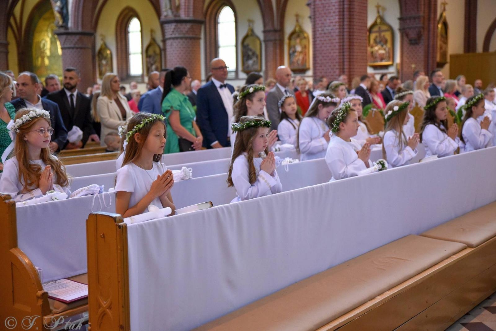 Zdjęcie w galerii na portalu naszraciborz.pl: I Komunia Święta w parafii starowiejskiej wiadomości z regionu