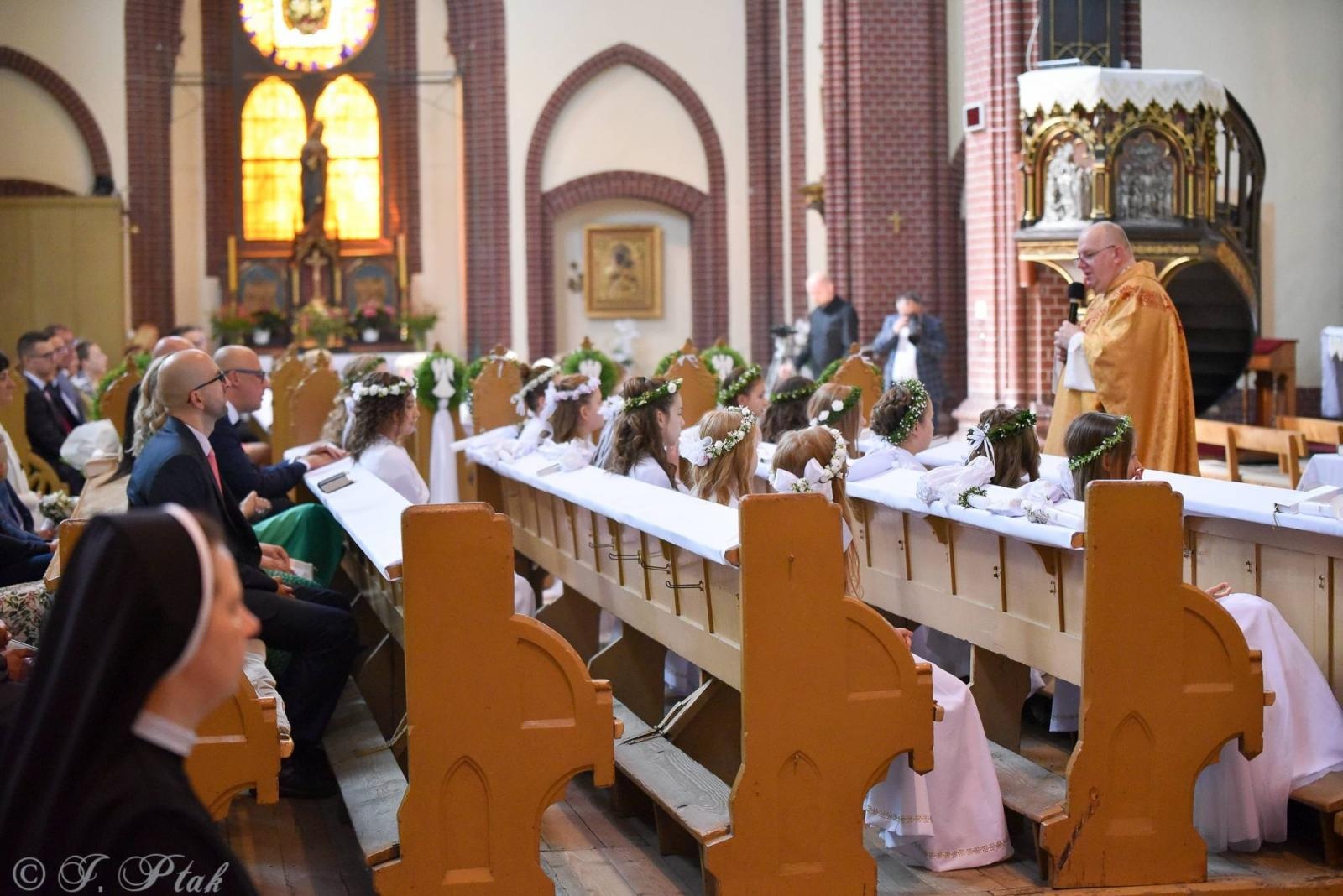 Zdjęcie w galerii na portalu naszraciborz.pl: I Komunia Święta w parafii starowiejskiej wiadomości z regionu