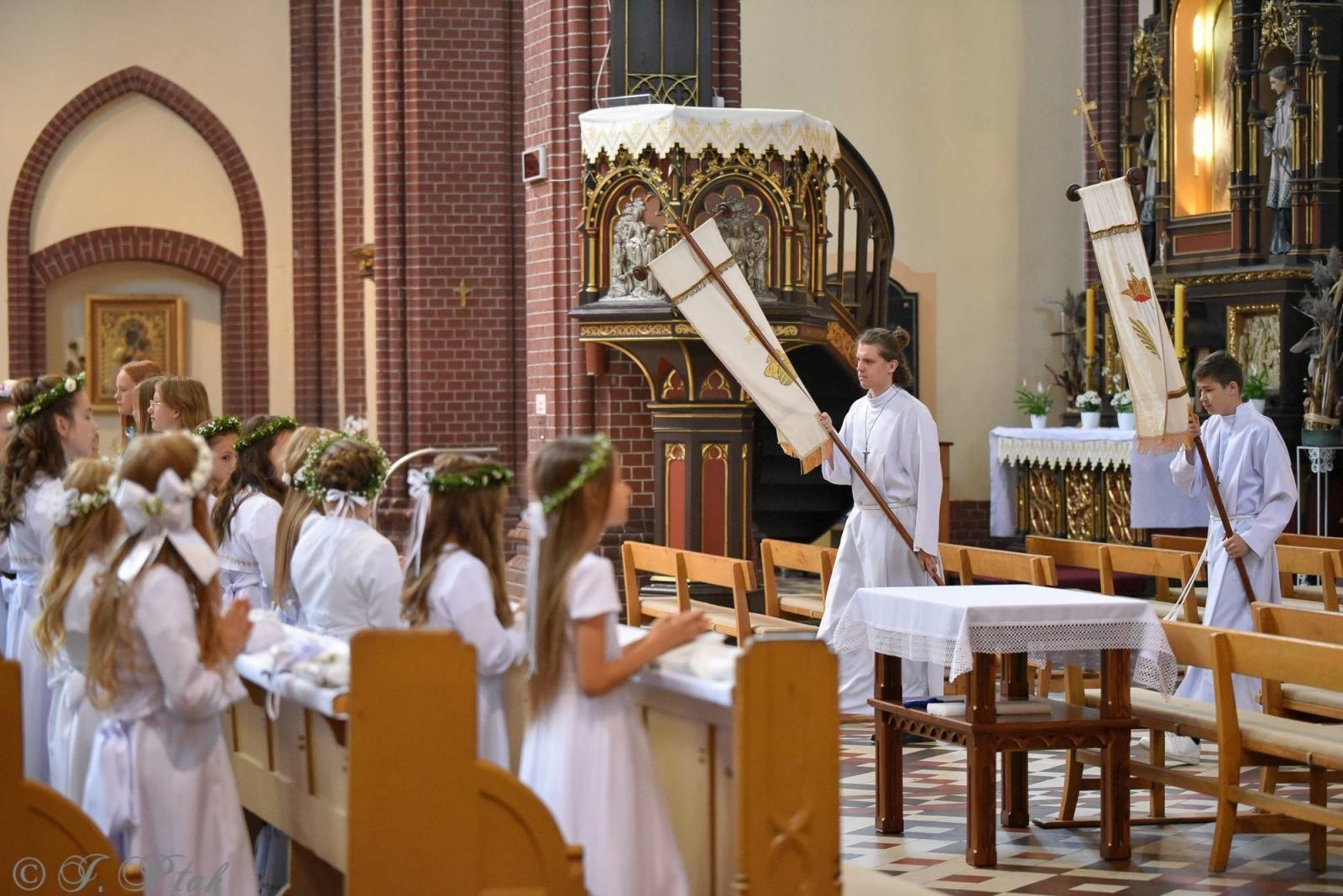 Zdjęcie w galerii na portalu naszraciborz.pl: I Komunia Święta w parafii starowiejskiej wiadomości z regionu