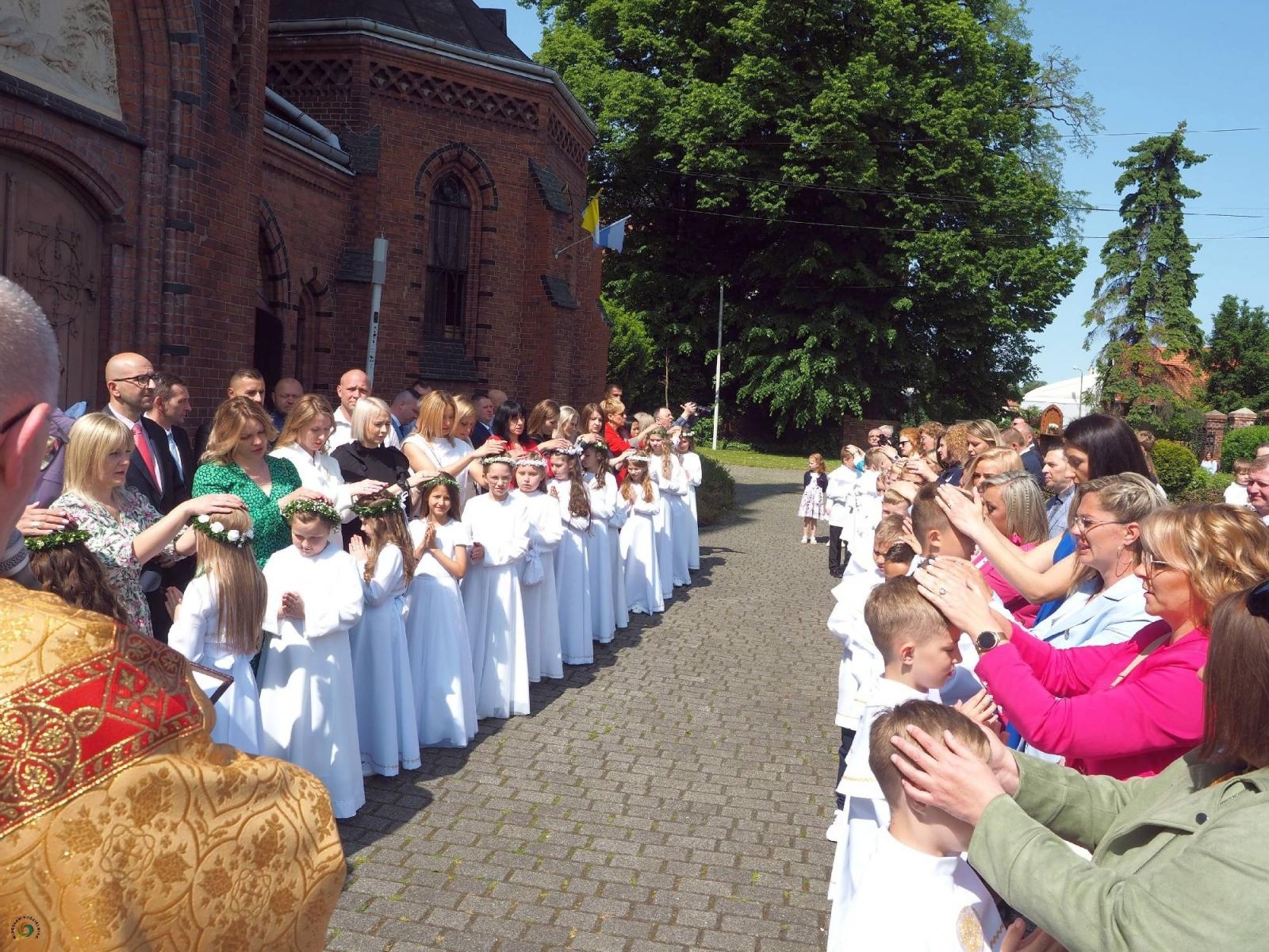 Zdjęcie w galerii na portalu naszraciborz.pl: I Komunia Święta w parafii starowiejskiej wiadomości z regionu