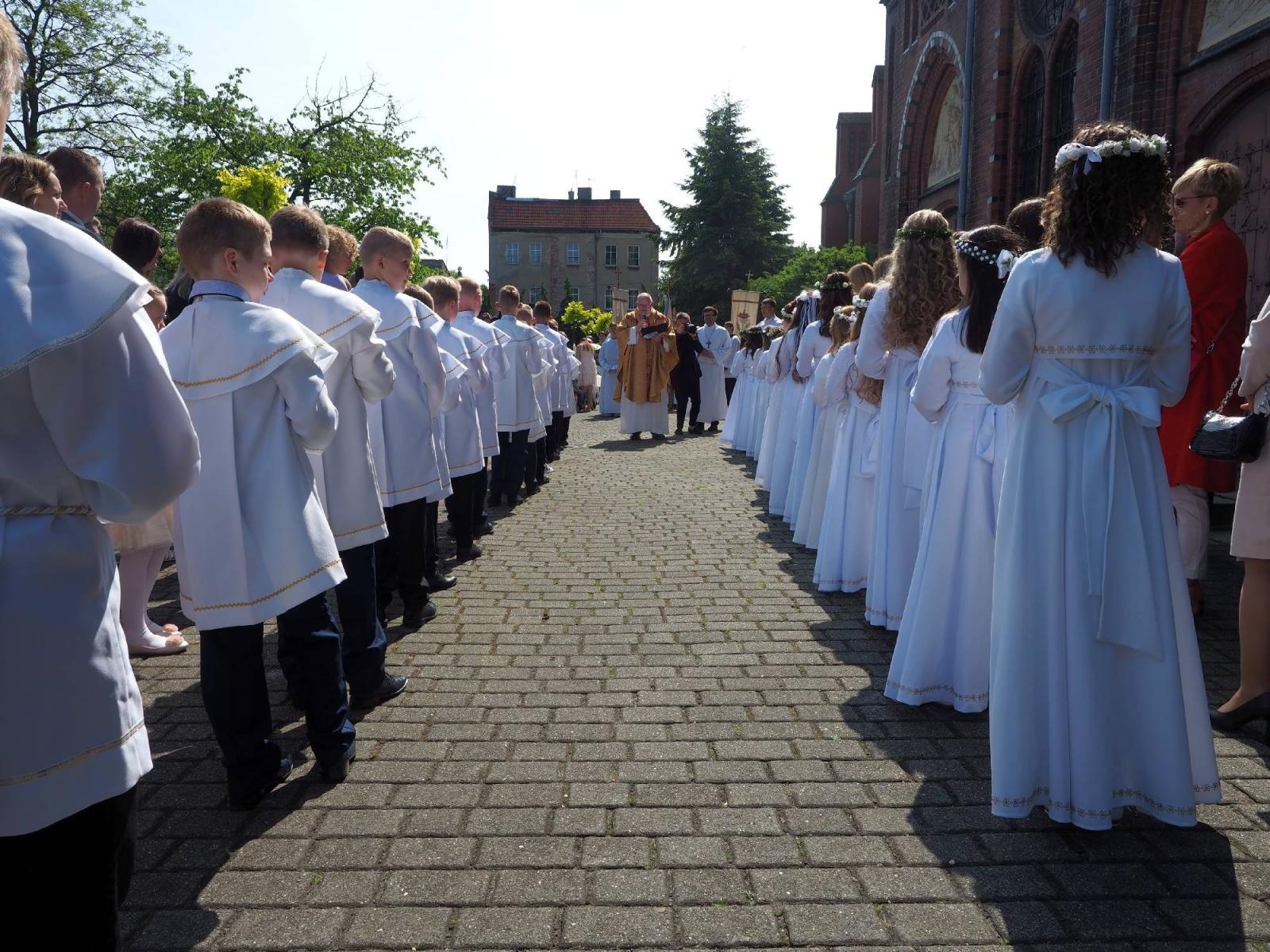 Zdjęcie w galerii na portalu naszraciborz.pl: I Komunia Święta w parafii starowiejskiej wiadomości z regionu