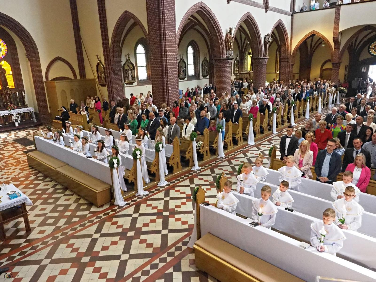 Zdjęcie w galerii na portalu naszraciborz.pl: I Komunia Święta w parafii starowiejskiej wiadomości z regionu