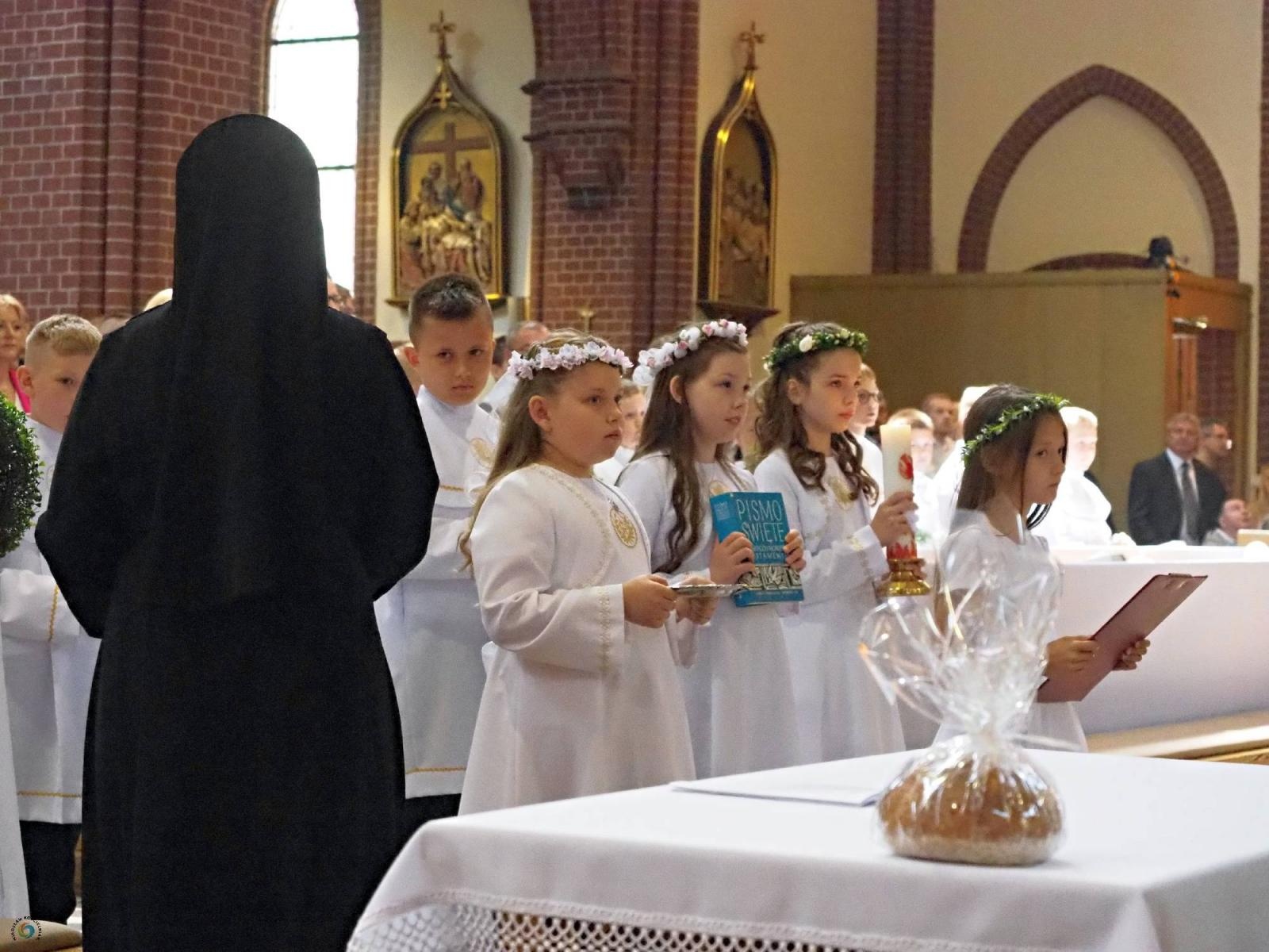 Zdjęcie w galerii na portalu naszraciborz.pl: I Komunia Święta w parafii starowiejskiej wiadomości z regionu