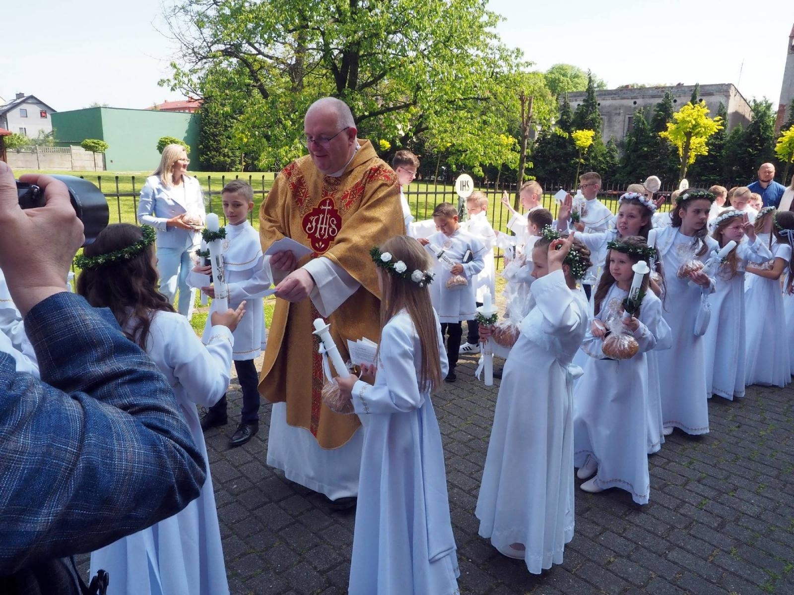 Zdjęcie w galerii na portalu naszraciborz.pl: I Komunia Święta w parafii starowiejskiej wiadomości z regionu