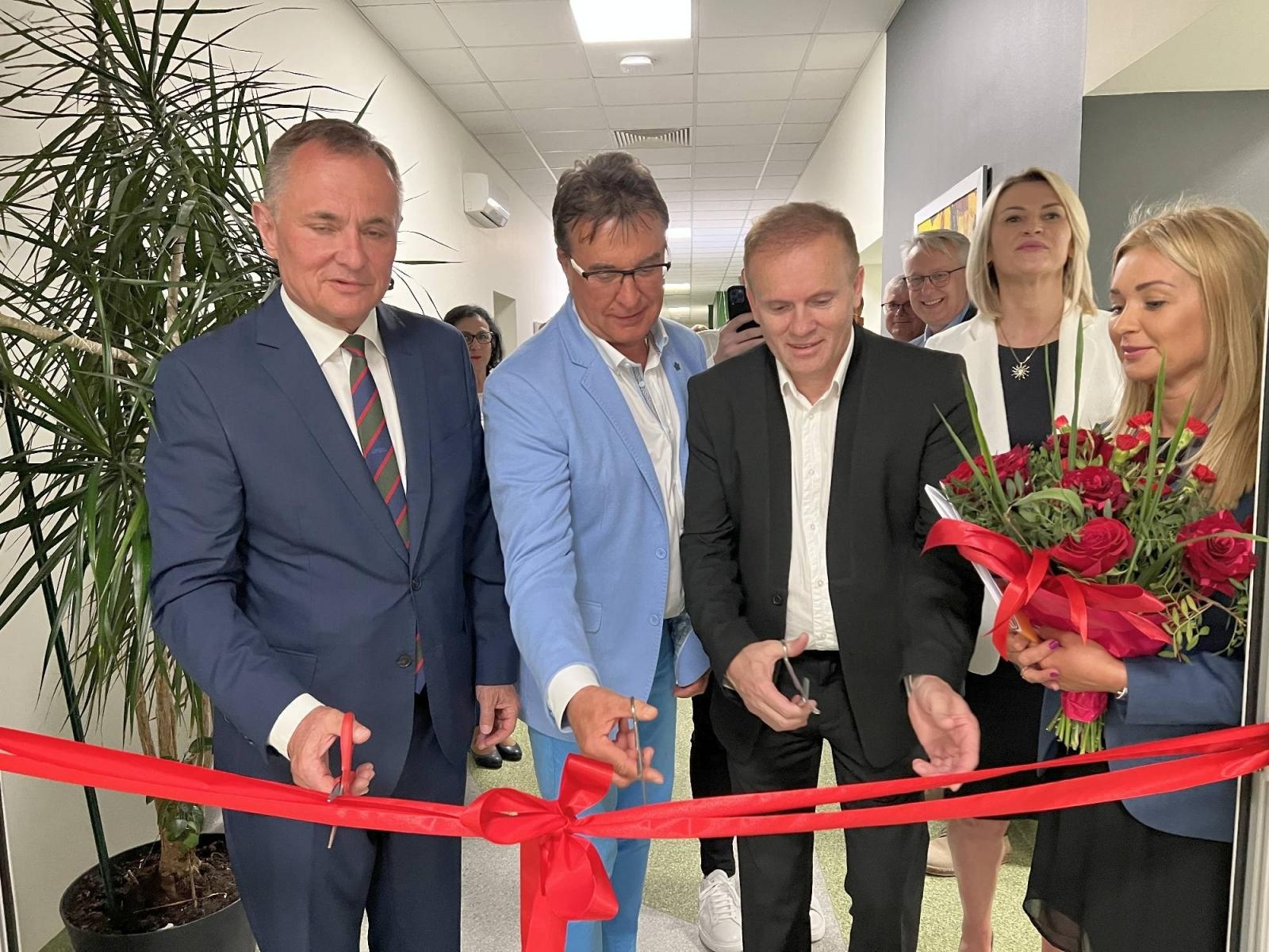 Zdjęcie w galerii na portalu naszraciborz.pl: Przecięto wstęgę w Szpitalu Bema wiadomości z regionu