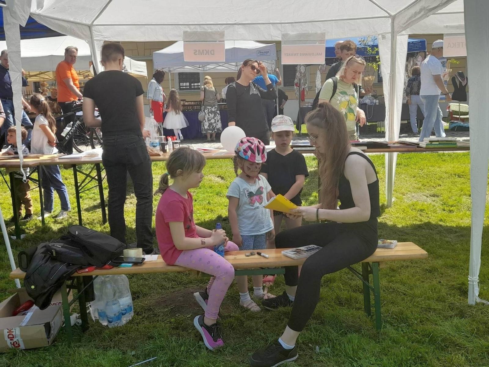 Zdjęcie w galerii na portalu naszraciborz.pl: Amnestia i rękodzieło - Tydzień Bibliotek w Rudach wiadomości z regionu