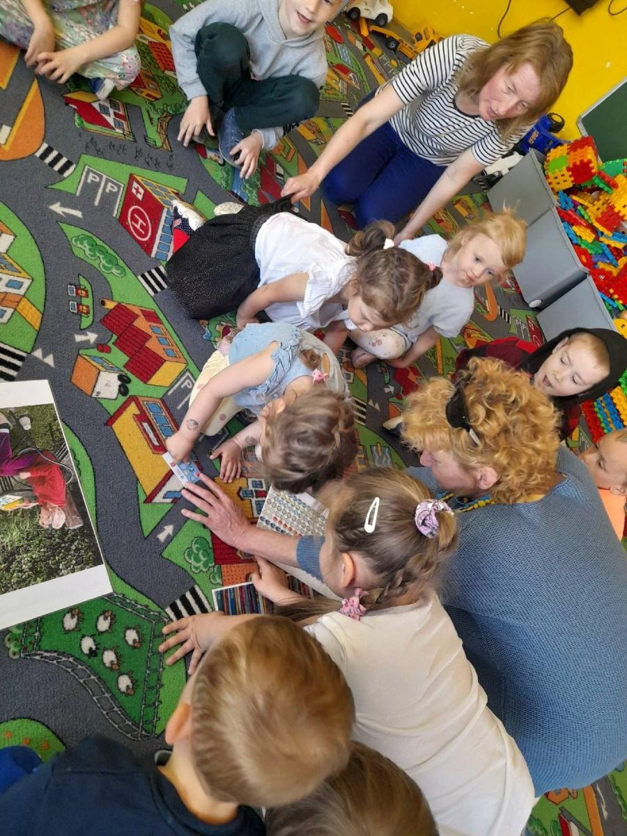 Zdjęcie w galerii na portalu naszraciborz.pl: Amnestia i rękodzieło - Tydzień Bibliotek w Rudach wiadomości z regionu